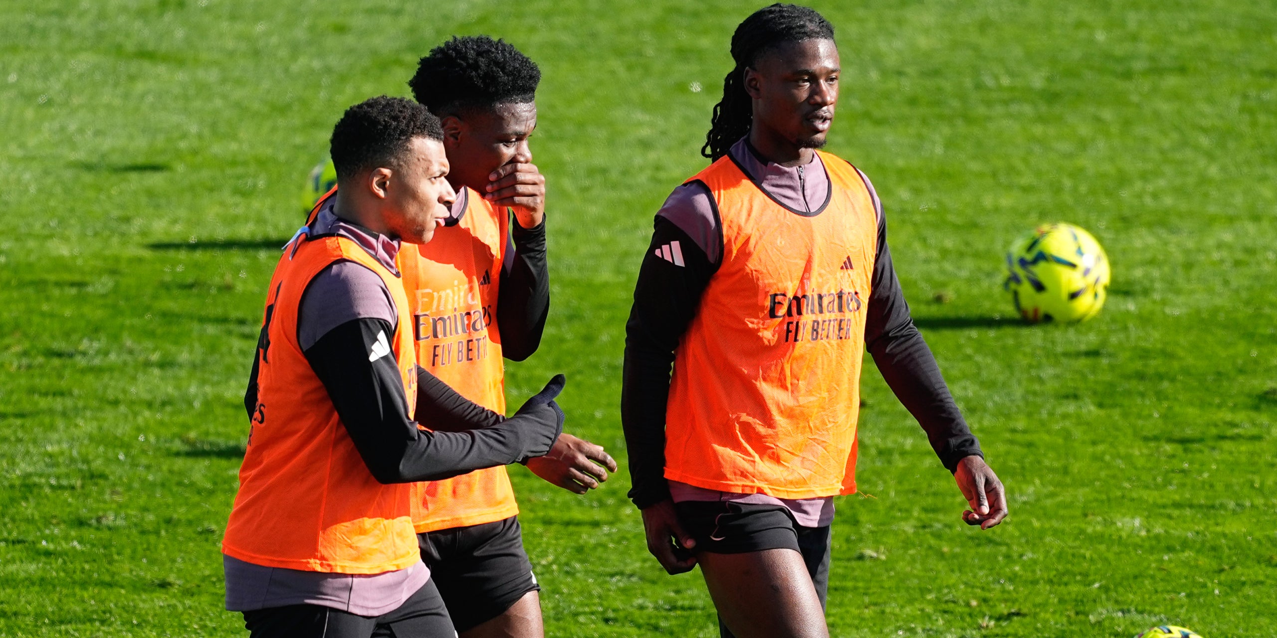 Kylian Mbappé, a l'esquerra de la imatge, durant un entrenament amb el Madrid | Europa Press