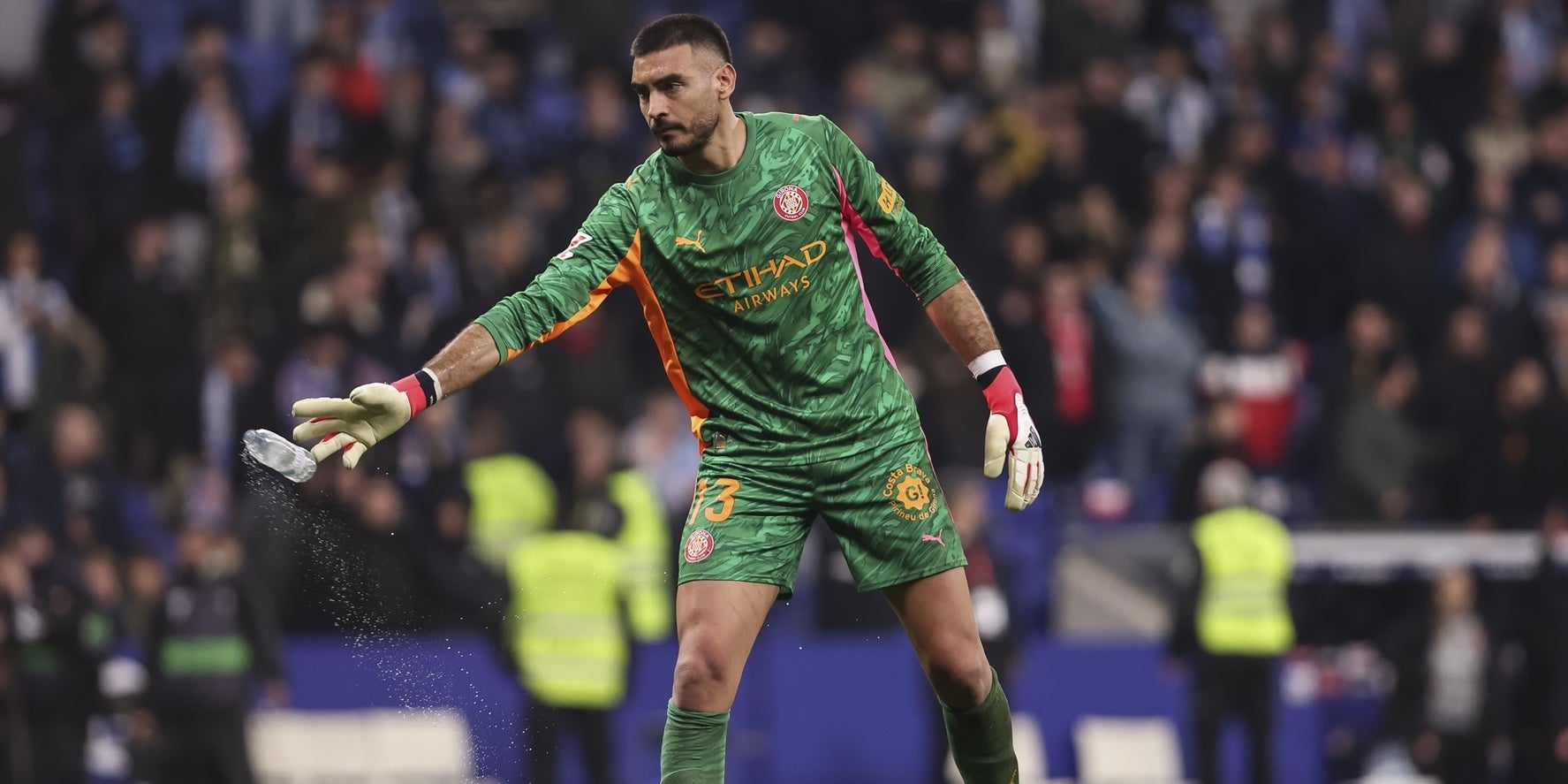 Gazzaniga després de rebre l'impacte de l'ampolla | Europa Press