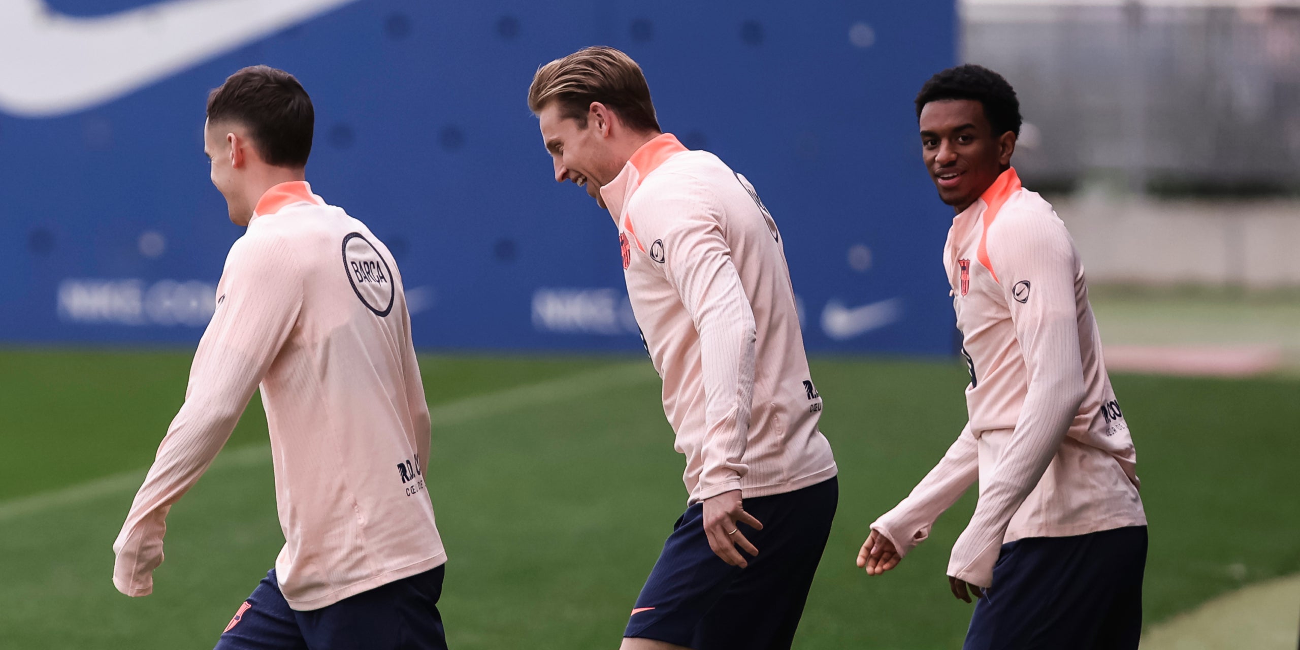 Marc Casadó, Frenkie de Jong i Alejandro Balde, durant un entrenament amb el Barça | Europa Press