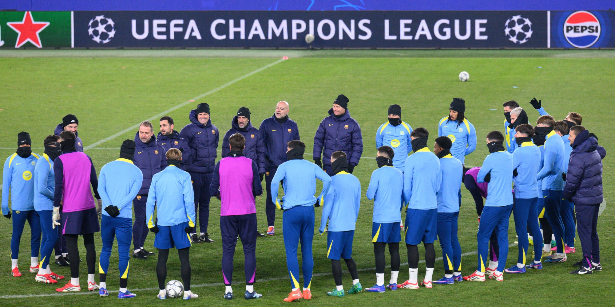 Els jugadors del Barça, entrenant-se al camp de l'Slavia de Praga | Europa Press