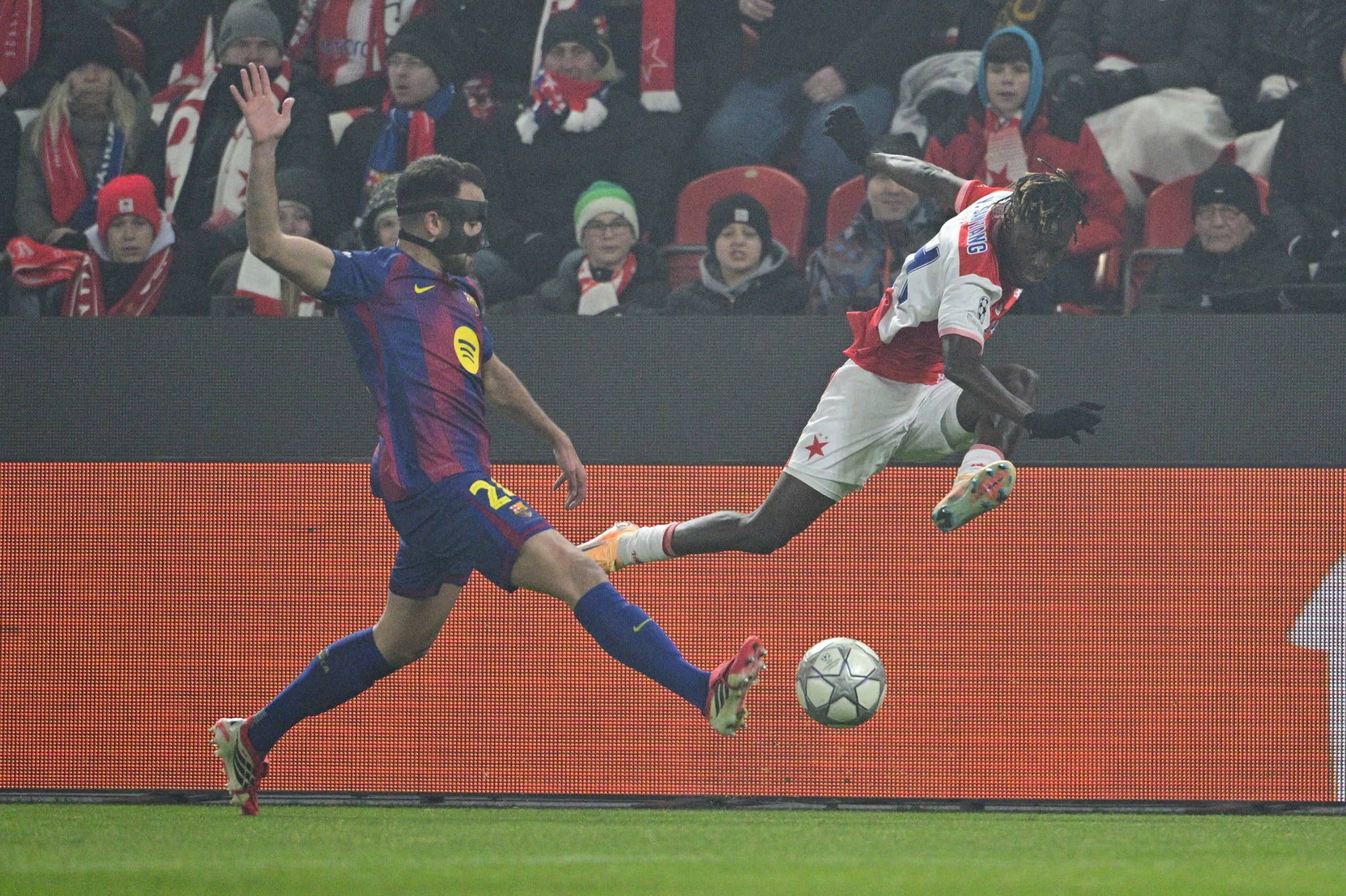 Eric Garcia, durant la primera meitat contra l'Slavia de Praga | Europa Press