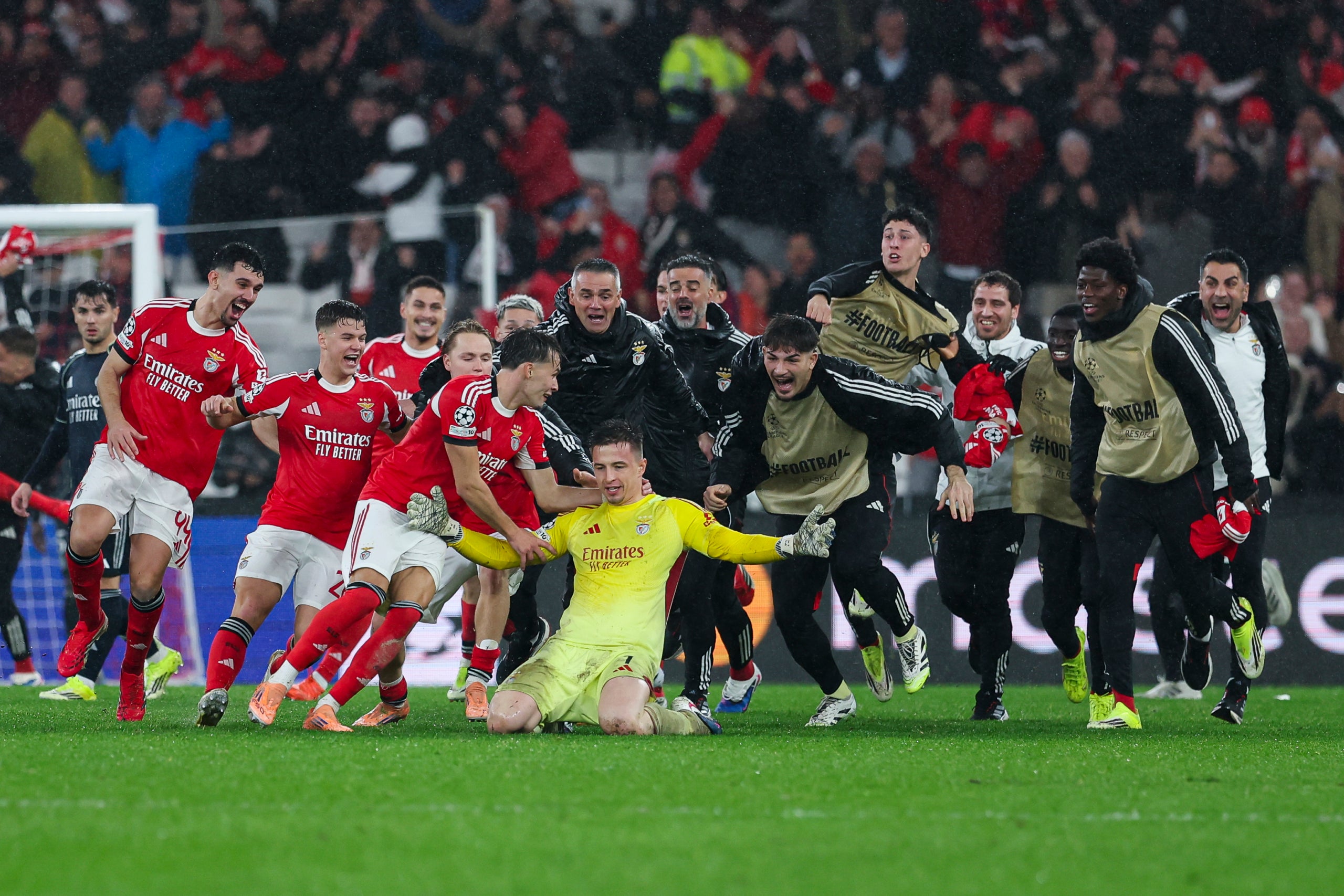 Els jugadors del Benfica, celebrant la victòria contra el Reial Madrid | Europa Press