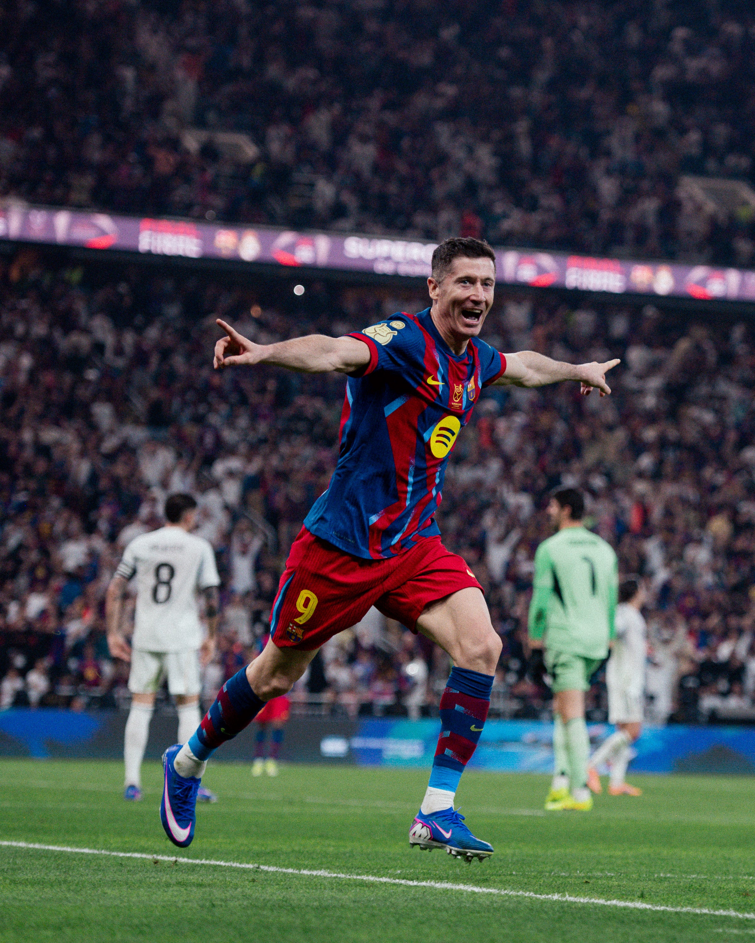 Robert Lewandowski, celebrant el seu gol contra el Madrid a la primera part | FC Barcelona