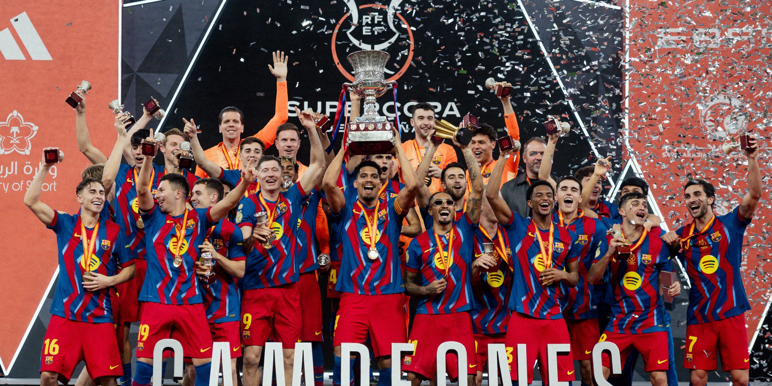 Los jugadores del Barça, levantando el título de la Supercopa | FC Barcelona