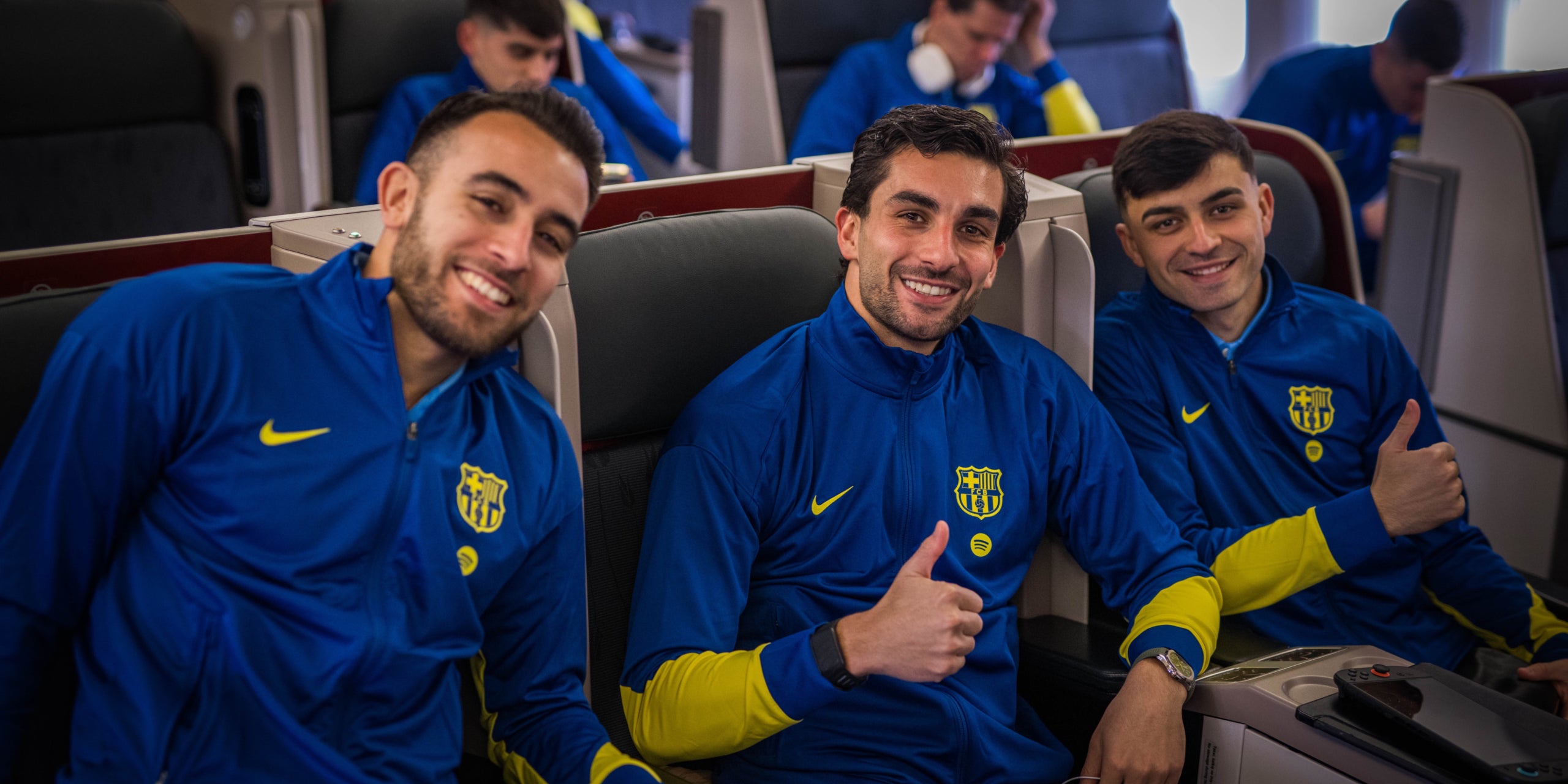 Eric Garcia, Ferran Torres i Pedri, durant el viatge cap a l'Aràbia Saudita per la Supercopa | FC Barcelona