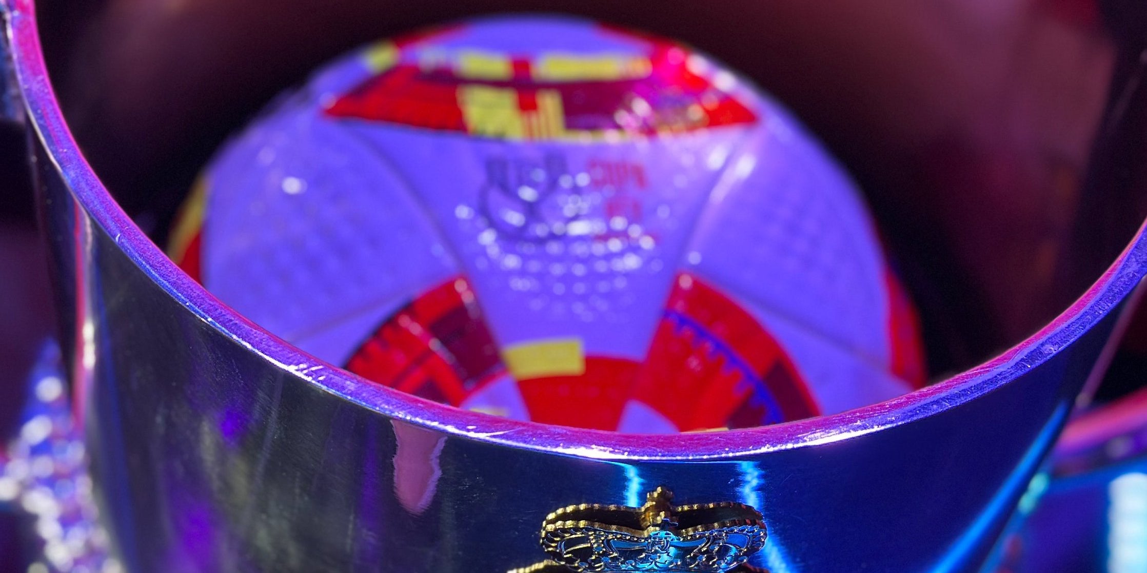 El trofeu de la Copa, durant el sorteig | RFEF