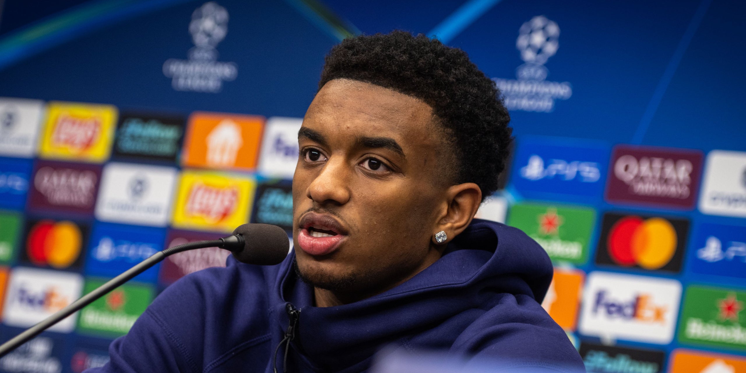 Alejandro Balde, durant una roda de premsa amb el Barça | FC Barcelona