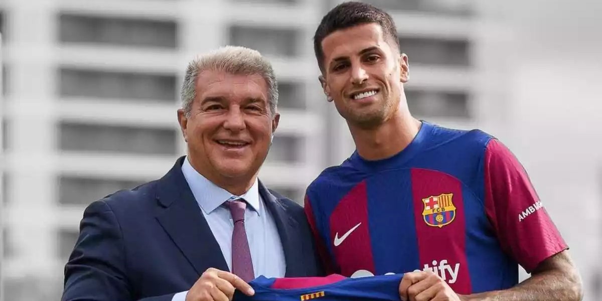 Joan Laporta i Joao Cancelo, durant la presentació del jugador fa dues temporades | FC Barcelona