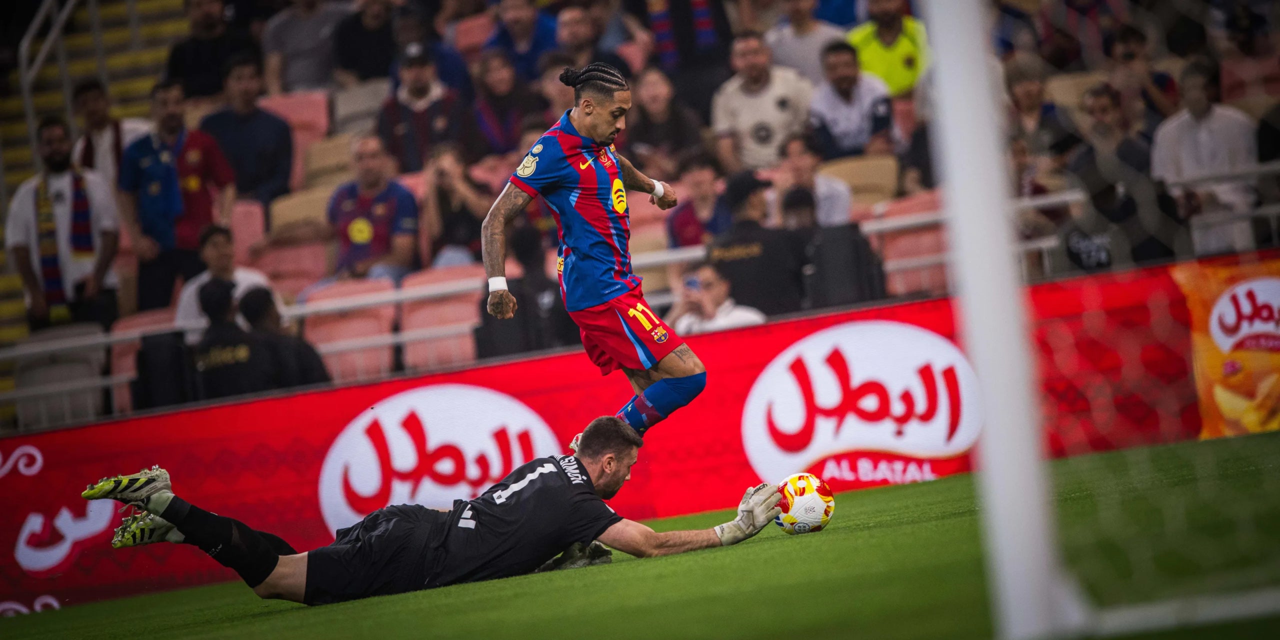 Raphinha. driblant Unai Simón durant la semifinal de la Supercopa | FC Barcelona