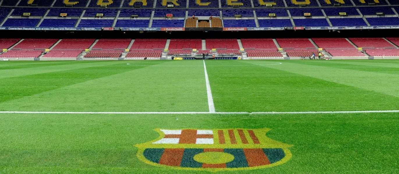L'escut del Barça, a la gespa del Camp Nou | FC Barcelona