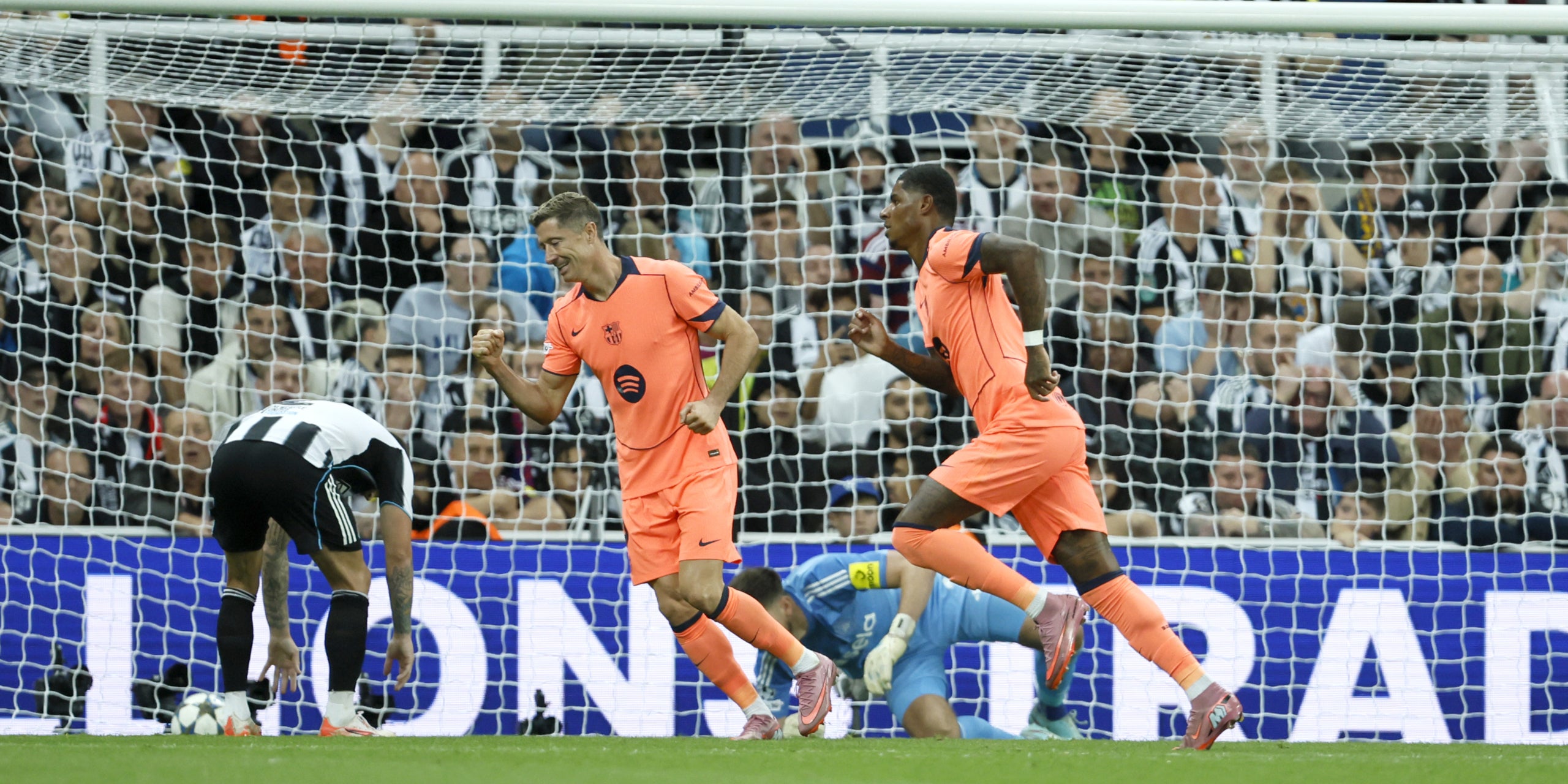 Robert Lewandowski i Marcus Rashford, celebrant un gol contra el Newcastle en el partit de la fase de lliga de la Champions | Europa Press