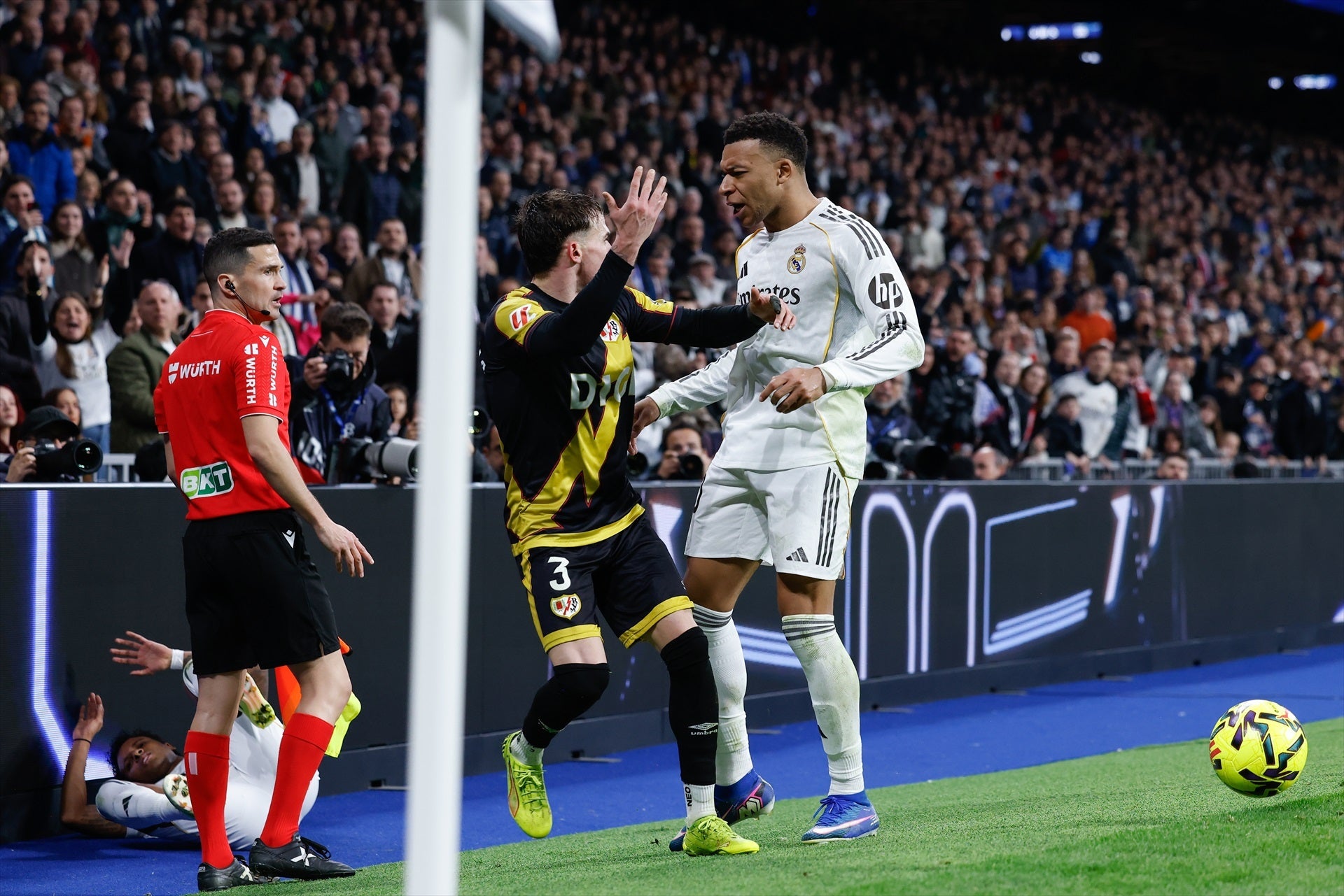 Discussió entre Mbappé i Chavarría | Europa Press