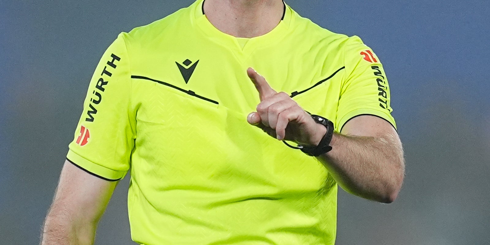 Un àrbitre, durant un partit de futbol | Europa Press