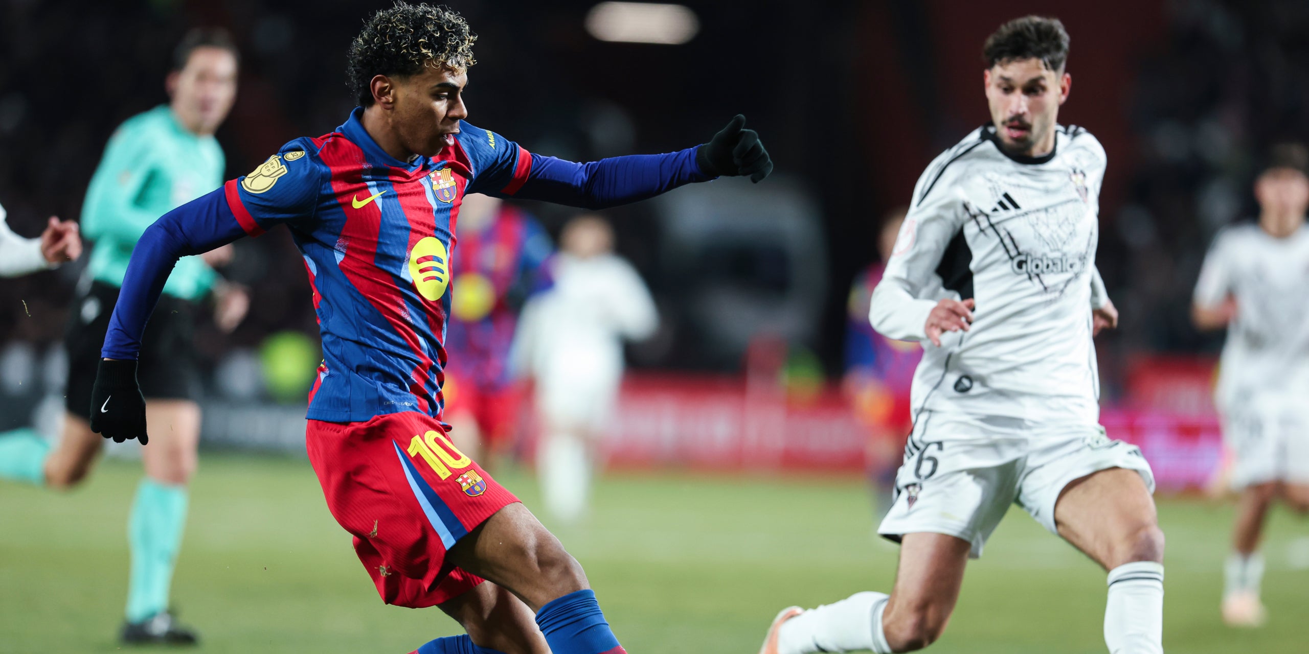 Lamine Yamal, durant l'Albacete-Barça, amb Munuera Montero de fons | Europa Press