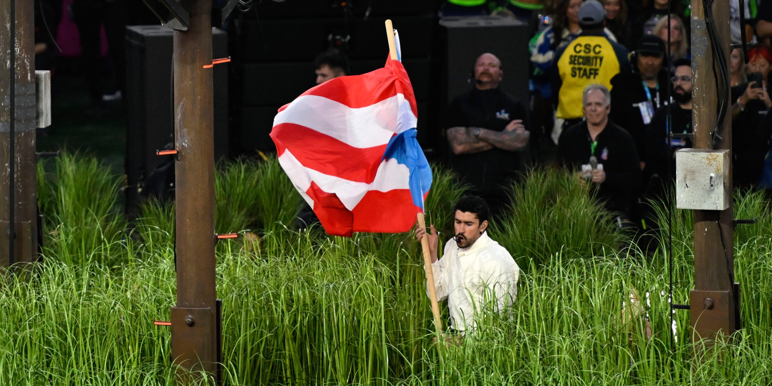 Bad Bunny, amb la bandera de Puerto Rico a l'espectacle de la mitja part de la Super Bowl | Europa Press