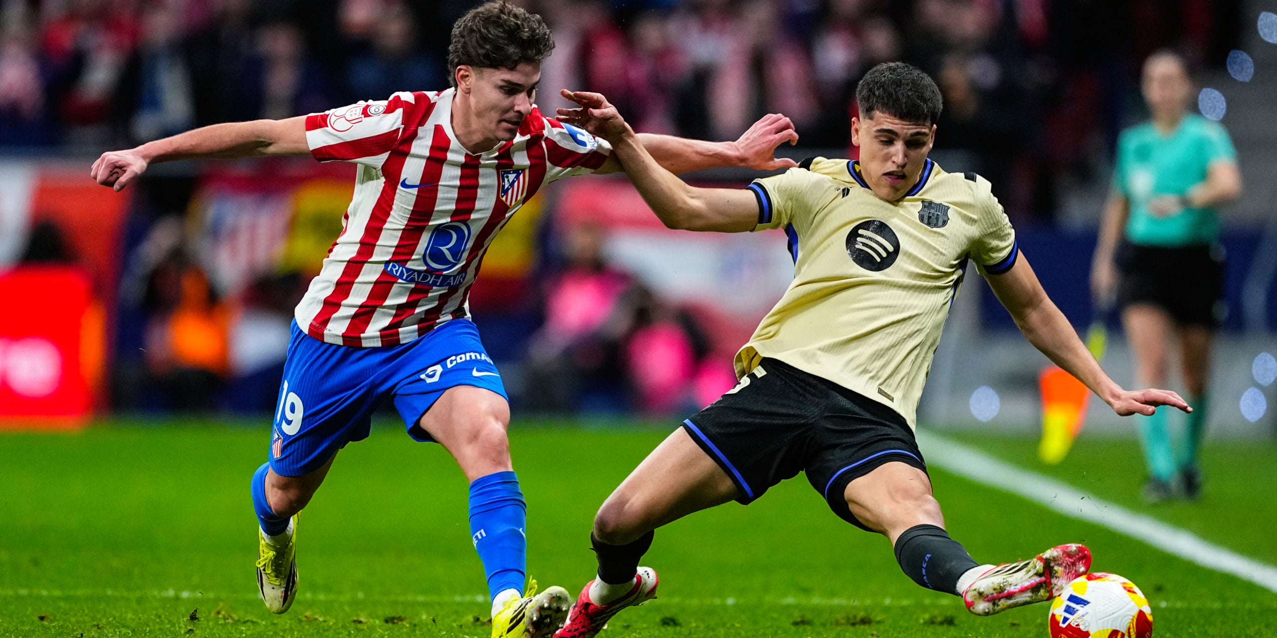 Pau Cucbarsí i Julián Álvarez, durant l'últim Atlètic-Barça | Europa Press