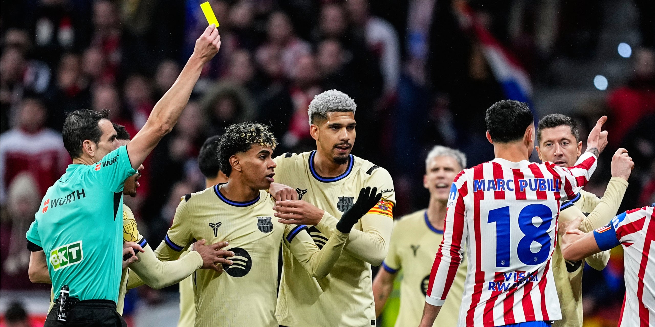 Els jugadors del Barça i l'Atlètic, durant el partit de Copa | Europa Press