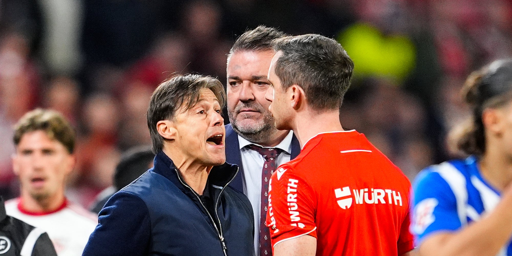 Matías Almeyda, entrenador del Sevilla, encarant-se amb l'àrbitre Galech Apezteguía | Europa Press