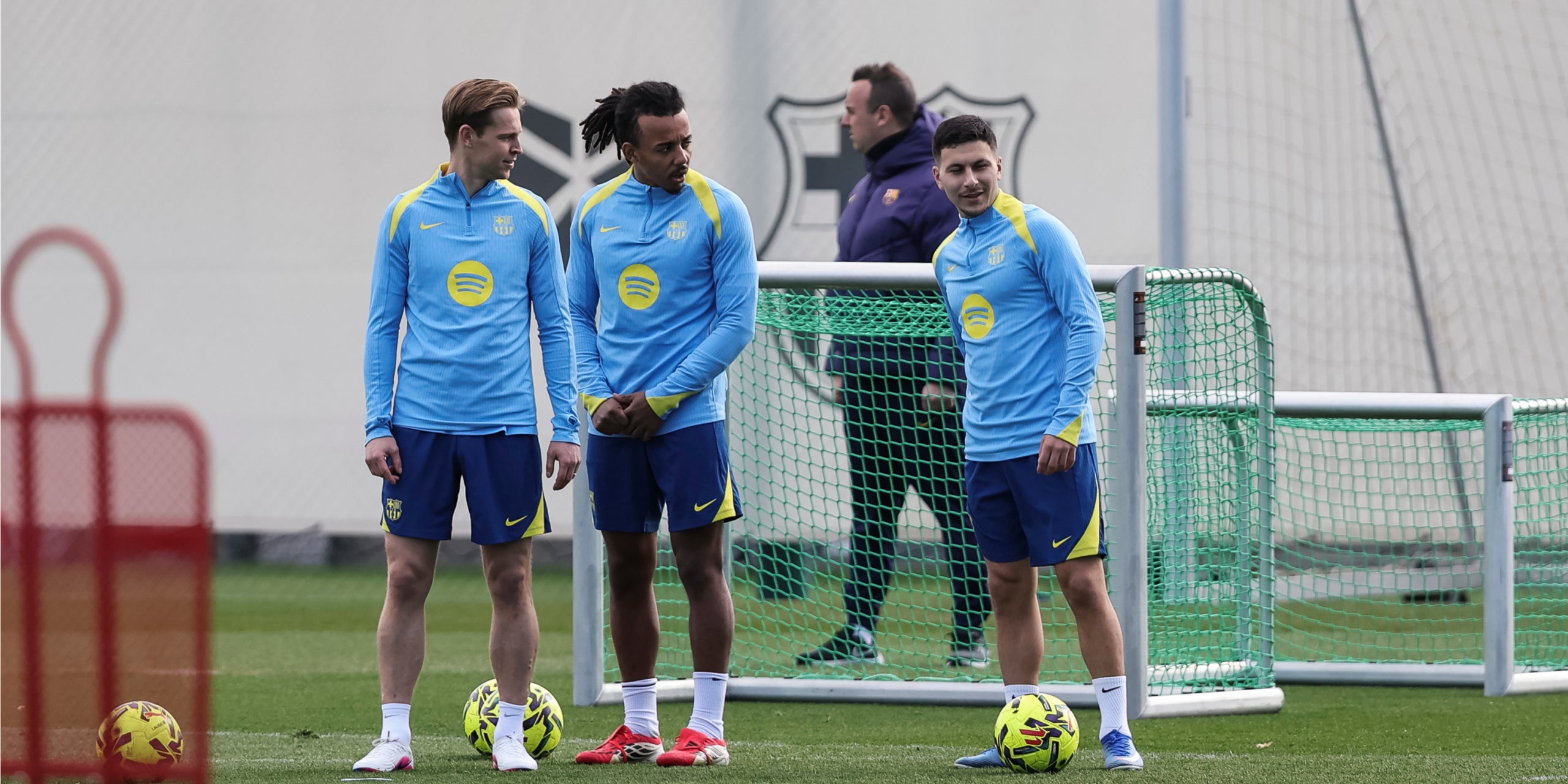 Frenkie de Jong, a l'esquerra de la imatge, durant un entrenament del Barça | Europa Press