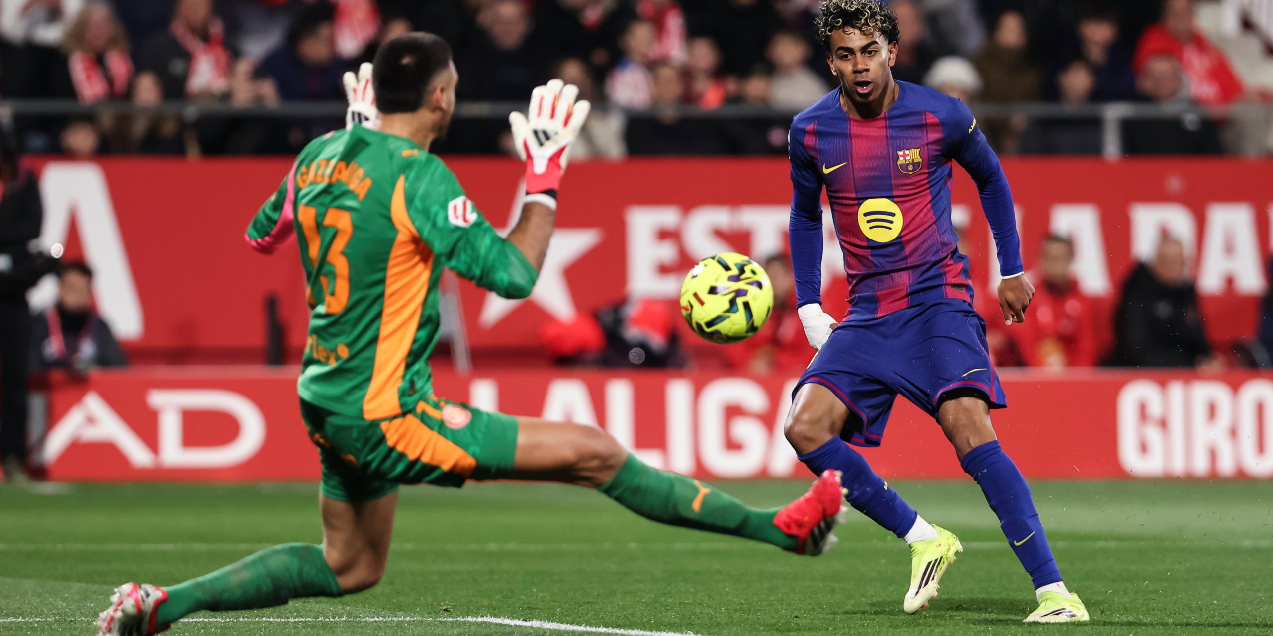 Lamine Yamal, en un mà a mà amb Gazzaniga | Europa Press