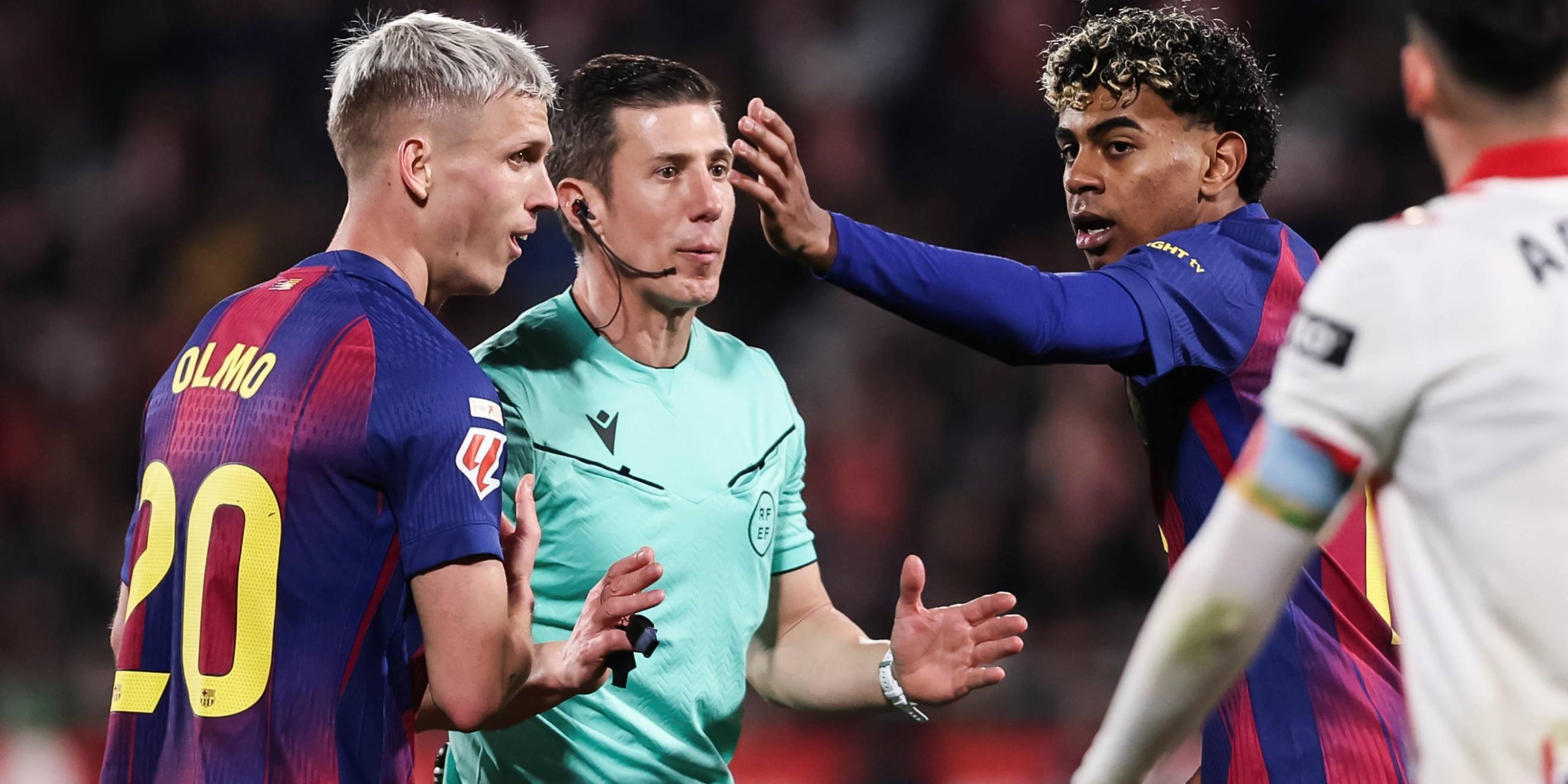 Dani Olmo i Lamine Yamal, protestant a Soto Grado durant el Girona-Barça | Europa Press