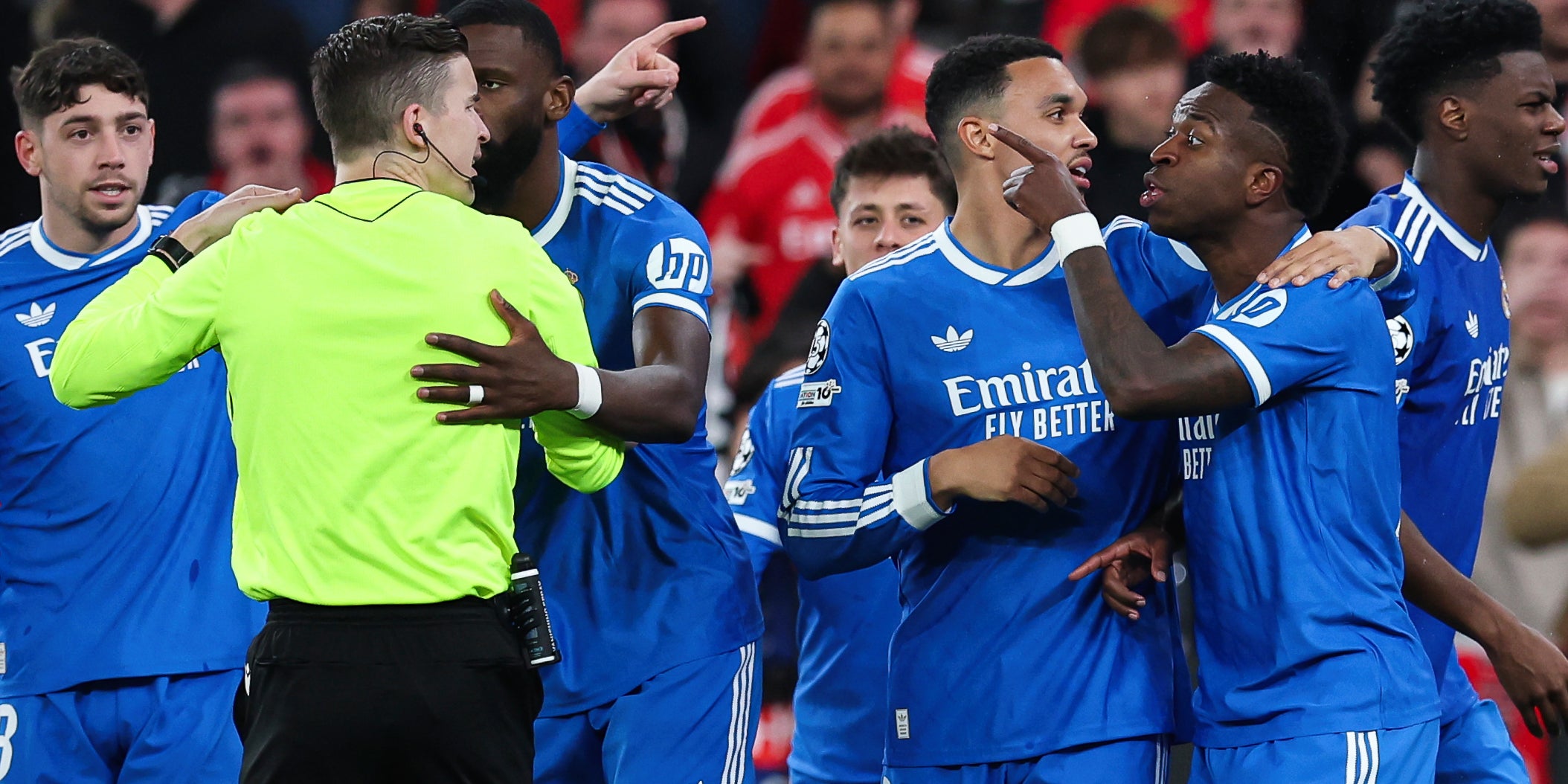 Vinicius Jr, protestant a l'àrbitre durant el Benfica-Madrid | Europa Press