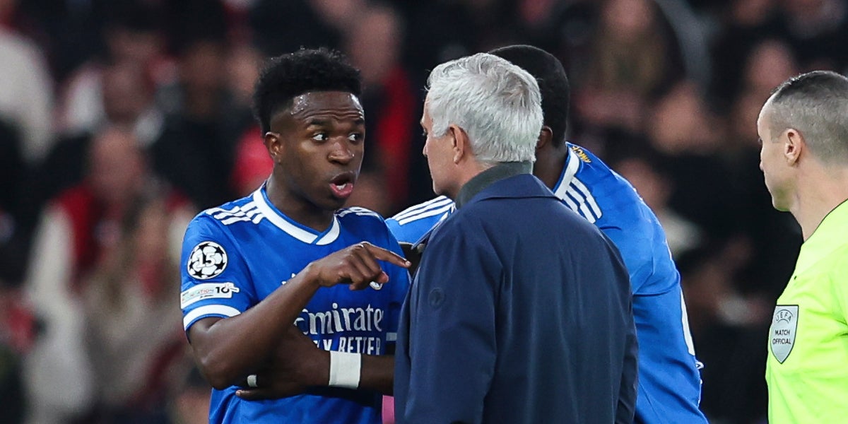 Vinicius, parlant amb José Mourinho durant el Benfica-Madrid de Champions | Europa Press