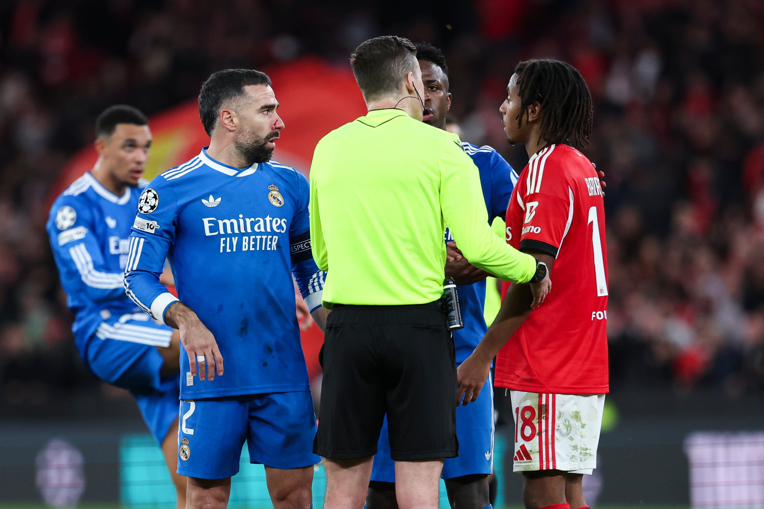 Vinicius Jr, protestant a l'àrbitre durant el Benfica-Madrid | Europa Press