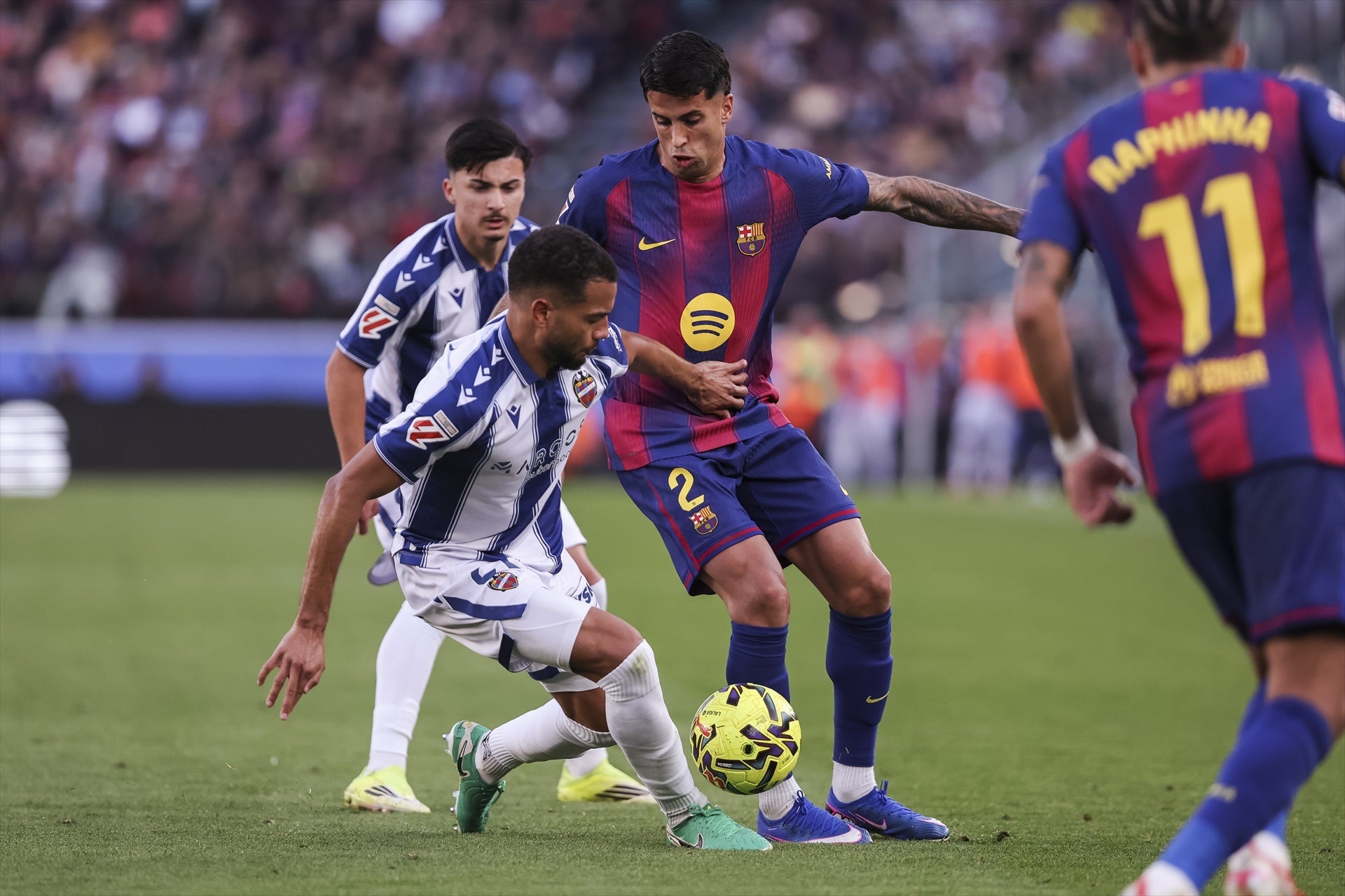 Joao Cancelo durant el partit contra el Llevant | Europa Press