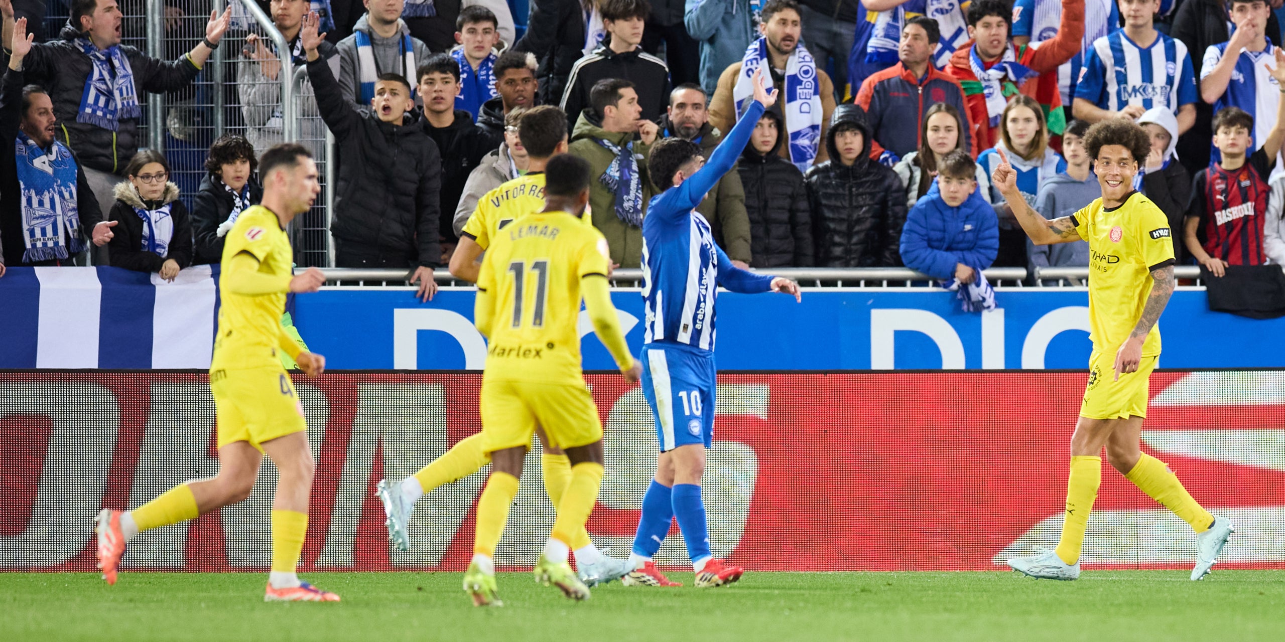 Els jugadors del Girona i de l'Alabès, durant el partit a Mendizorrotza | Europa Press