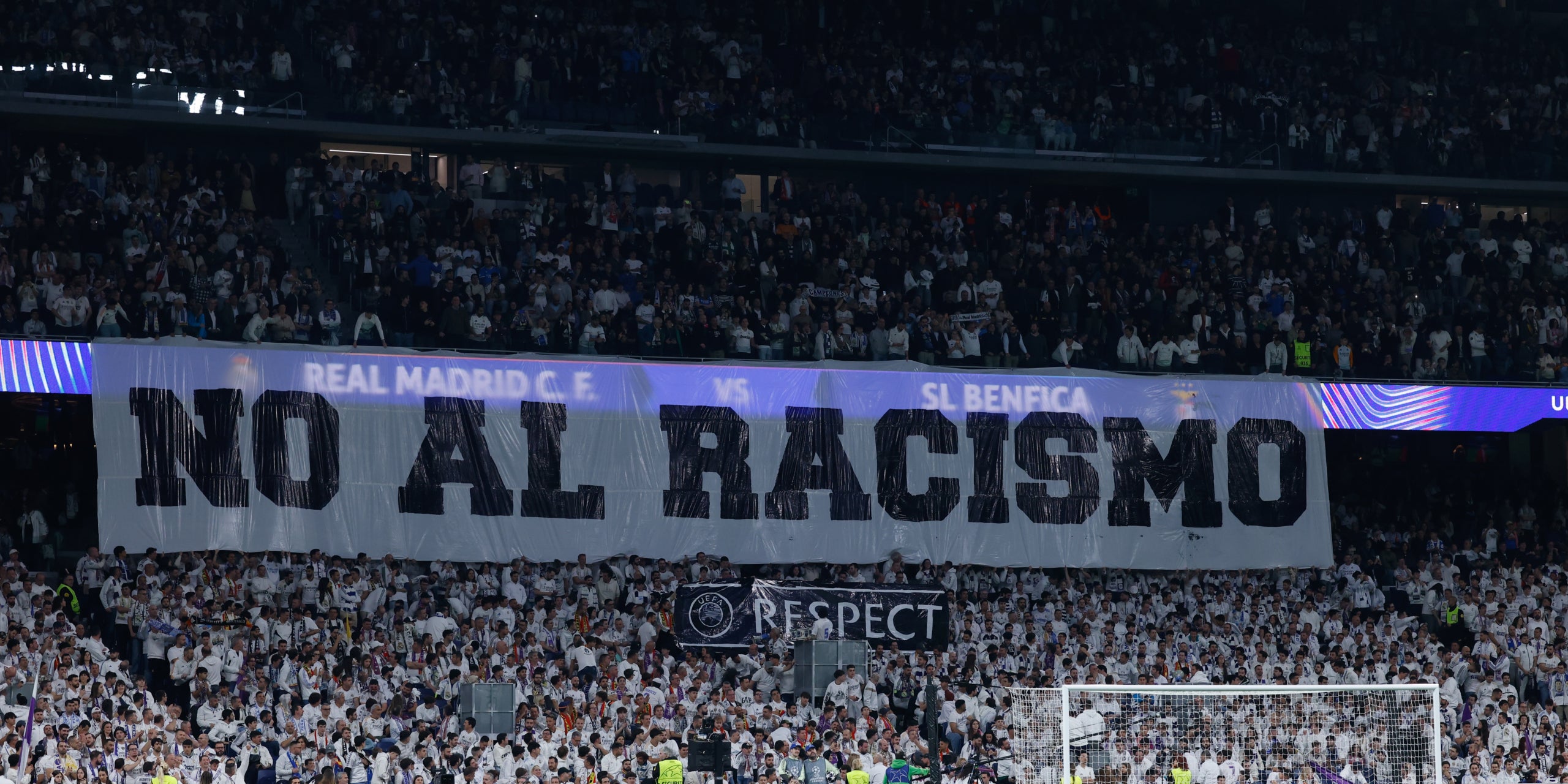 La pancarta amb el lema 'No al racisme' del Bernabéu | Europa Press