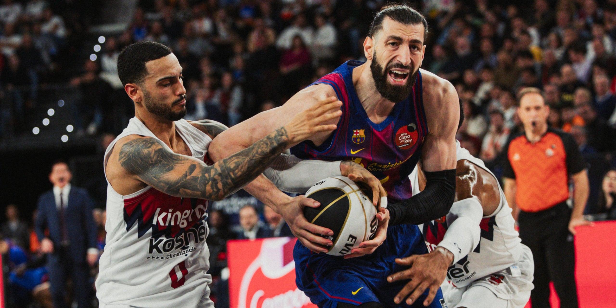 Shengelia lluitant per la possessió | Barça Basket