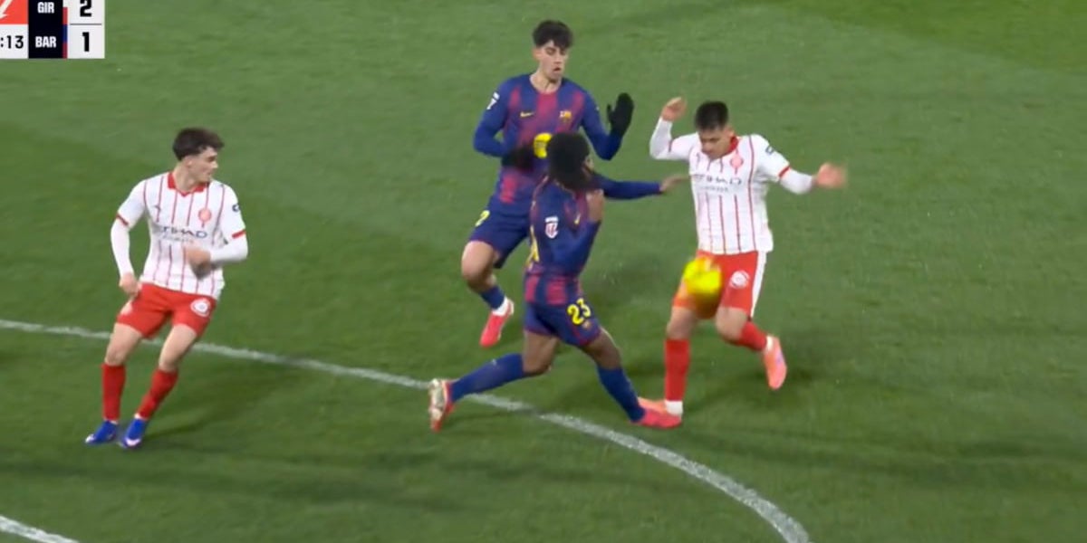 La trepitjada de Claudio Echeverri a Jules Kounde en el segon gol del Girona contra el Barça | DAZN