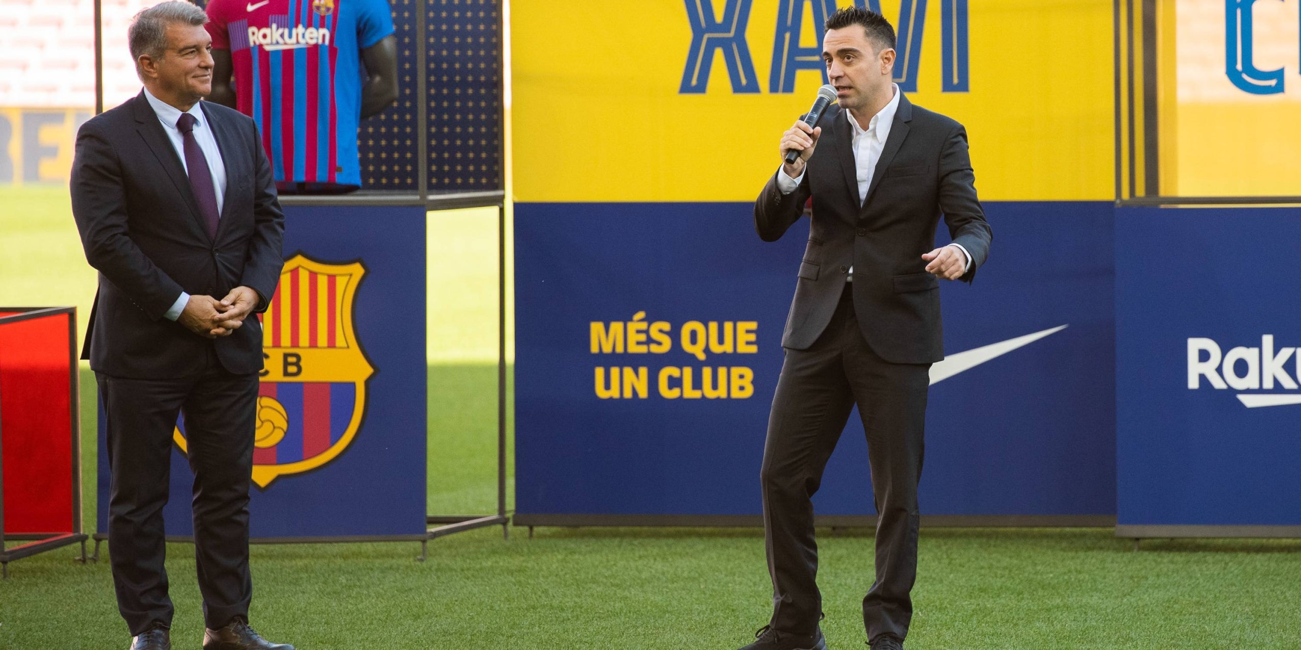 Joan Laporta i Xavi Hernández, en la presentació de l'egarenc com a entrenador del Barça l'any 2021 | Europa Press