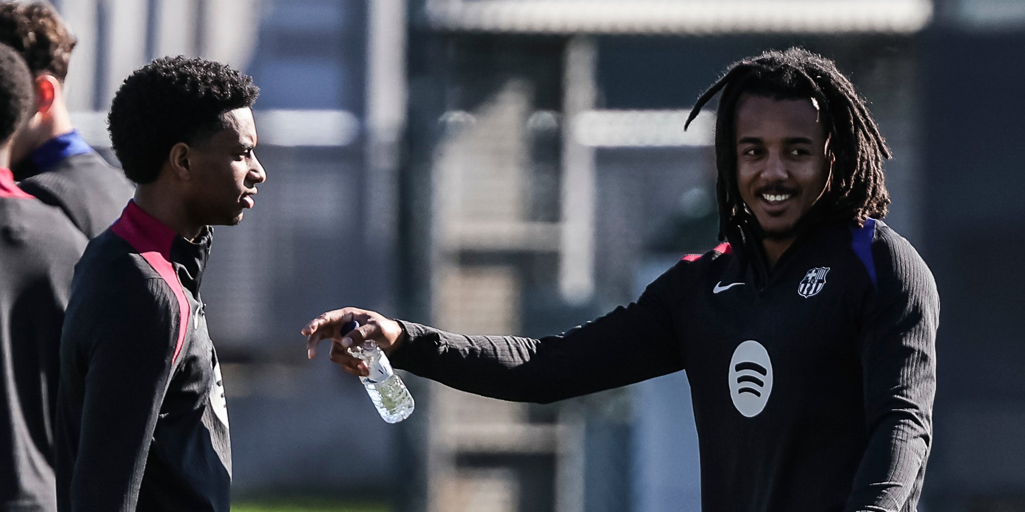 Alejandro Balde i Jules Kounde, durant un entrenament amb el Barça | Europa Press