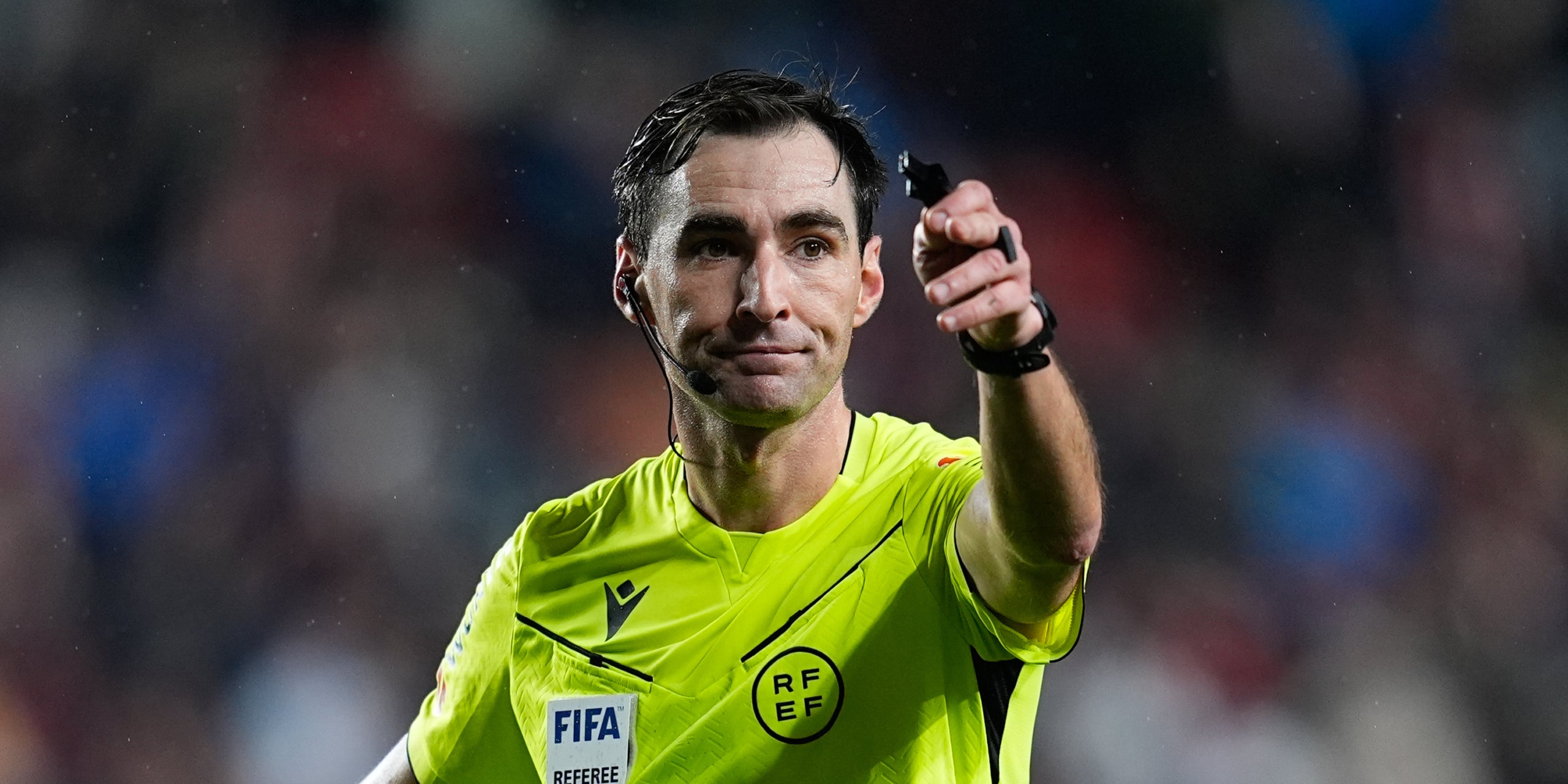 L'àrbitre Ricardo de Burgos Bengoetxea, durant un partit | Europa Press