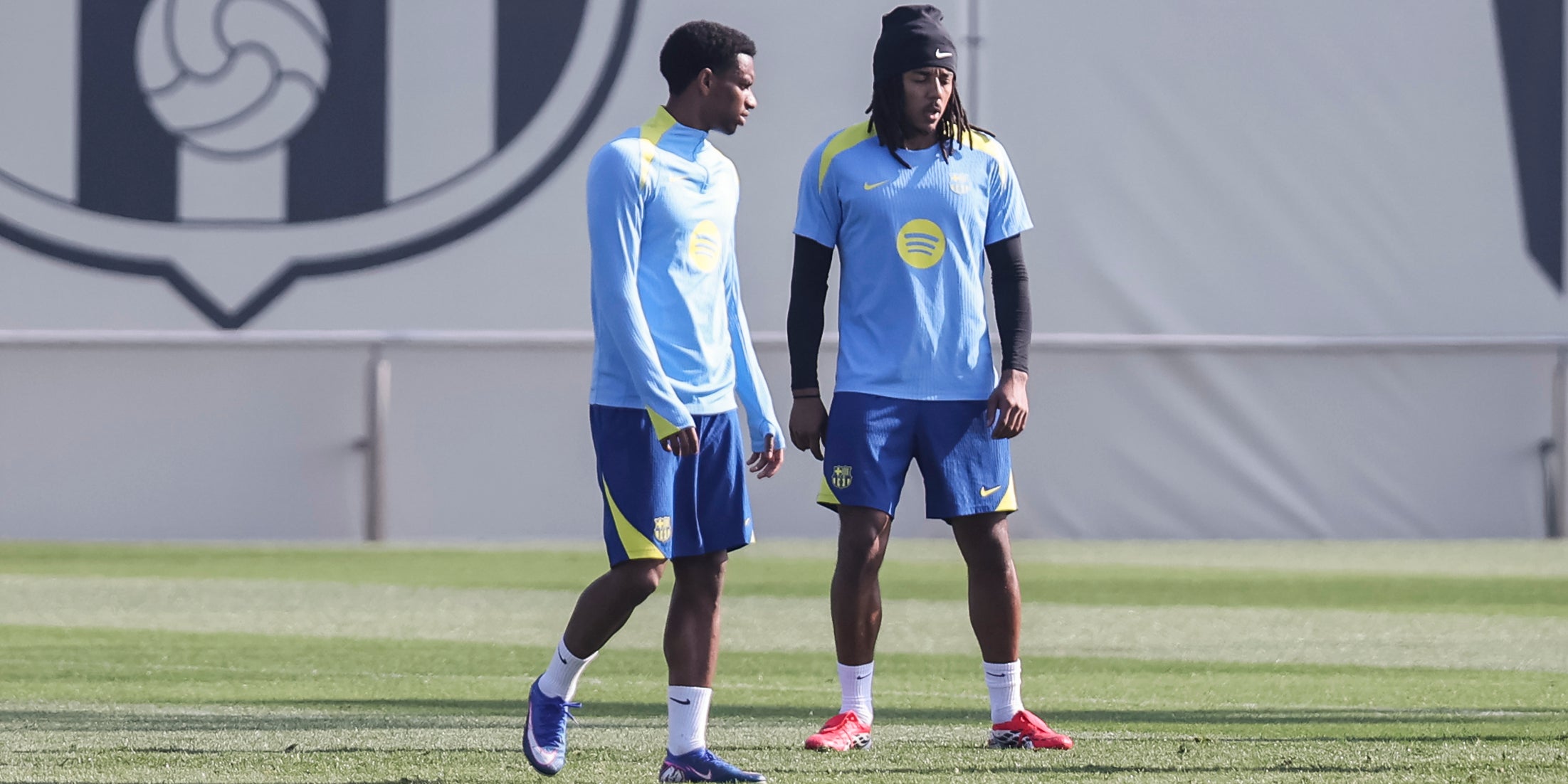 Alejandro Balde i Jules Kounde, durant un entrenament del Barça | Europa Press