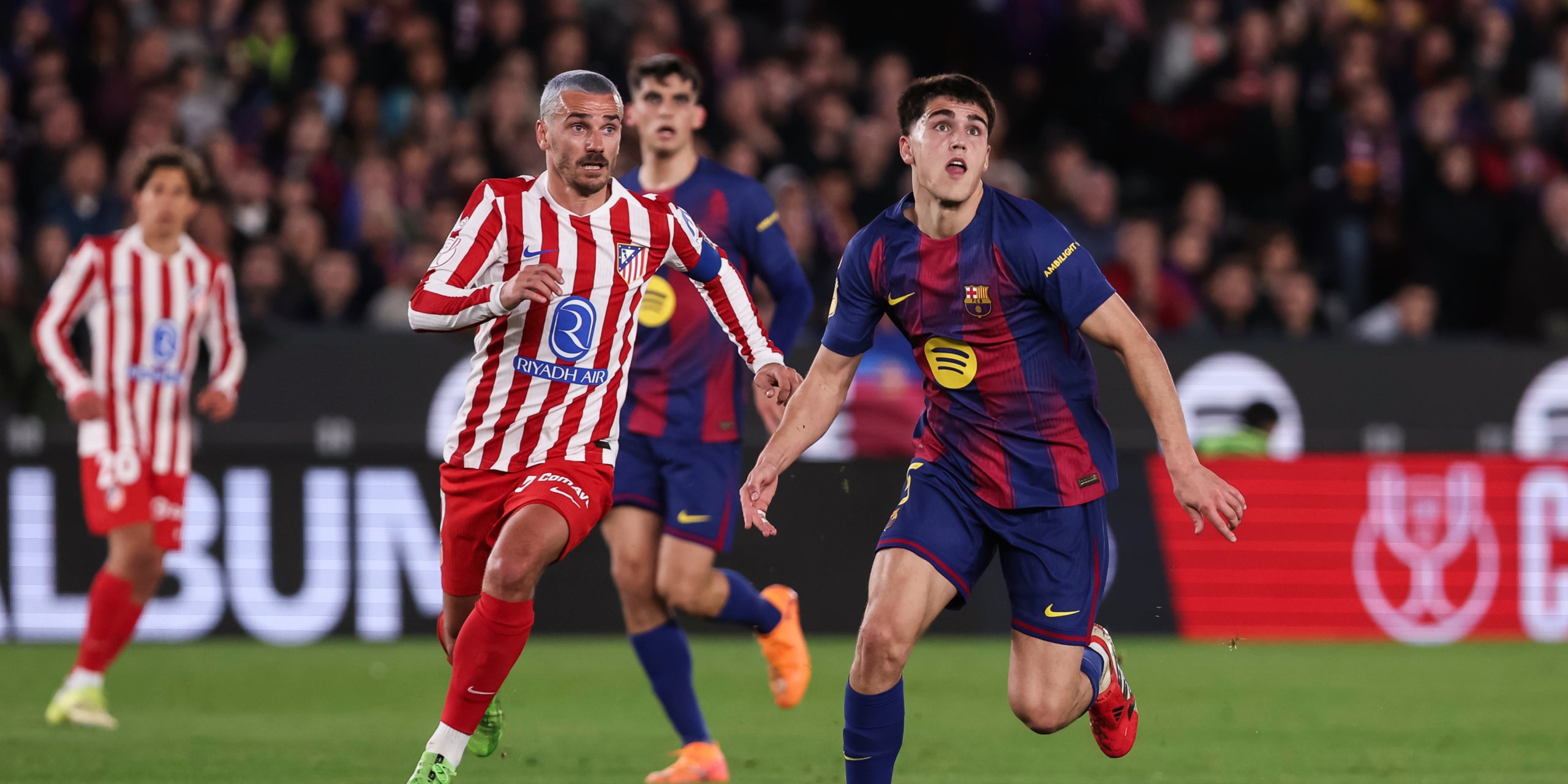Antoine Griezmann y Pau Cubarsí, durante el Barça-Atlético de Madrid de Copa | Europa Press