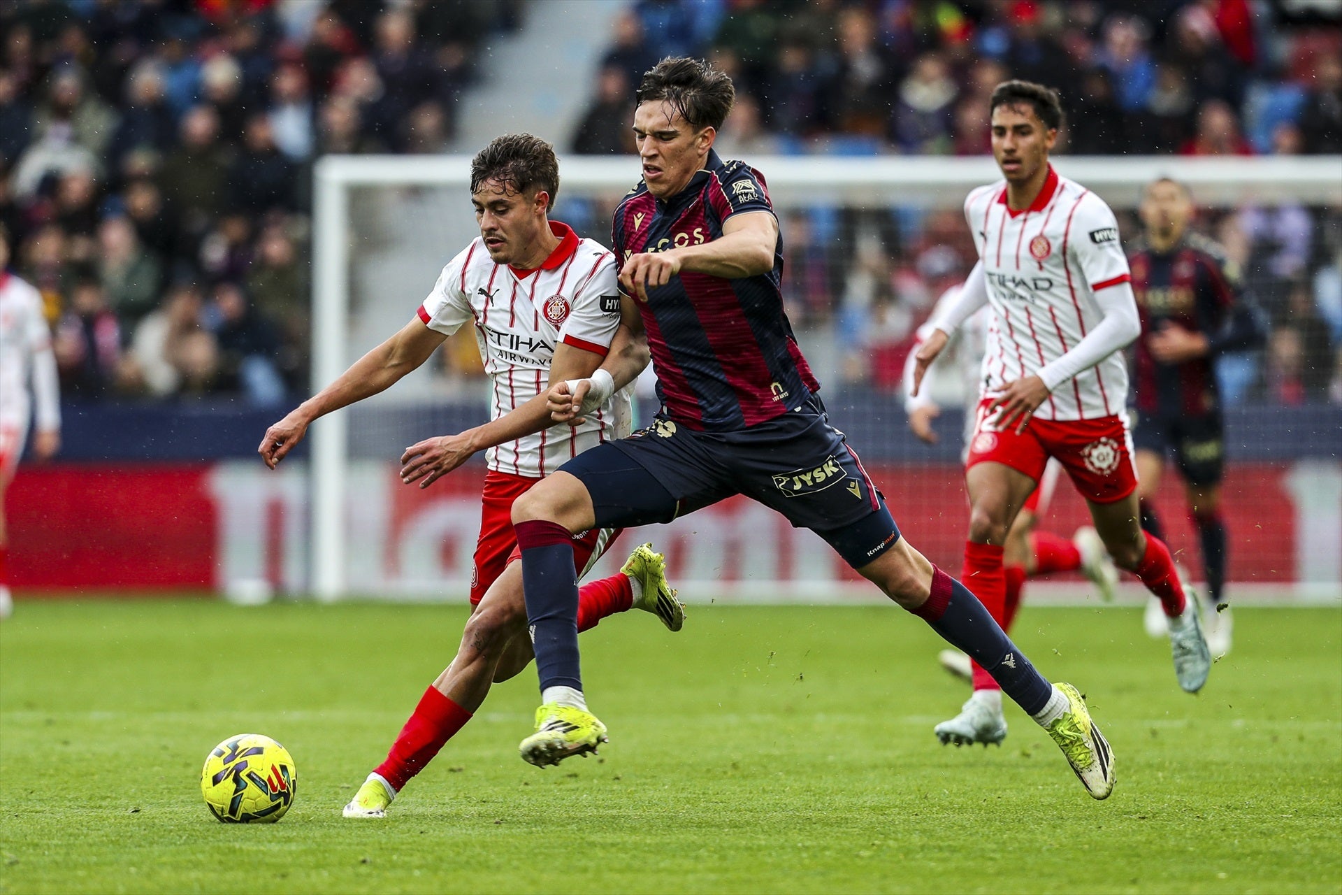 Jugadors de Girona i Llevant lluitant per la possessió | Europa Press