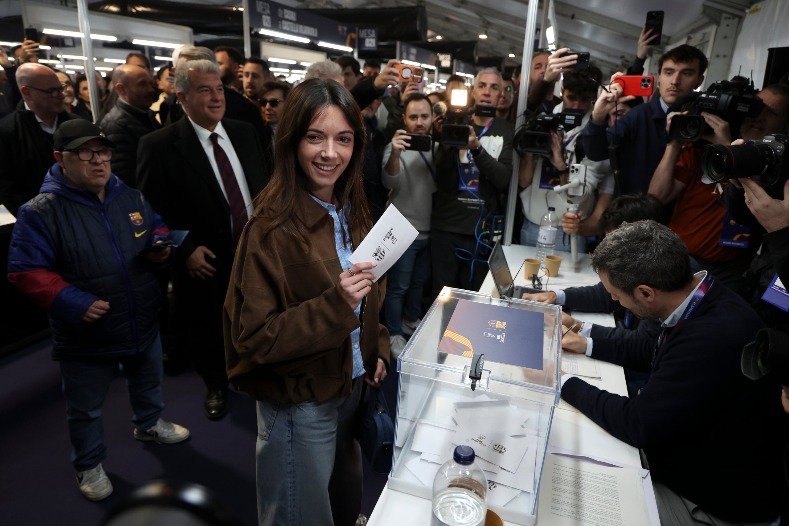 Aitana Bonmatí, votant al costat de Joan Laporta | Europa Press