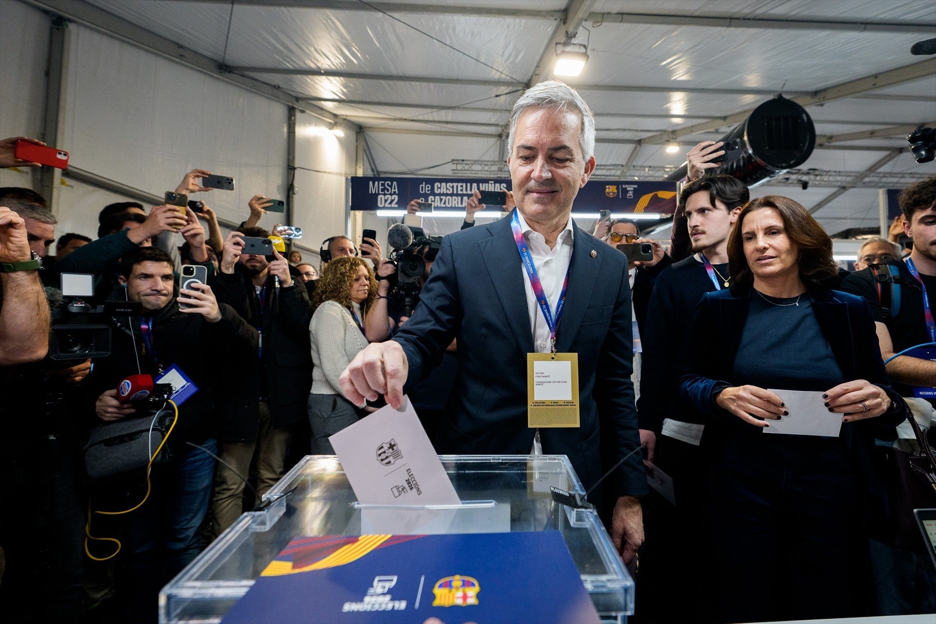 Víctor Font votant en les eleccions | Europa Press