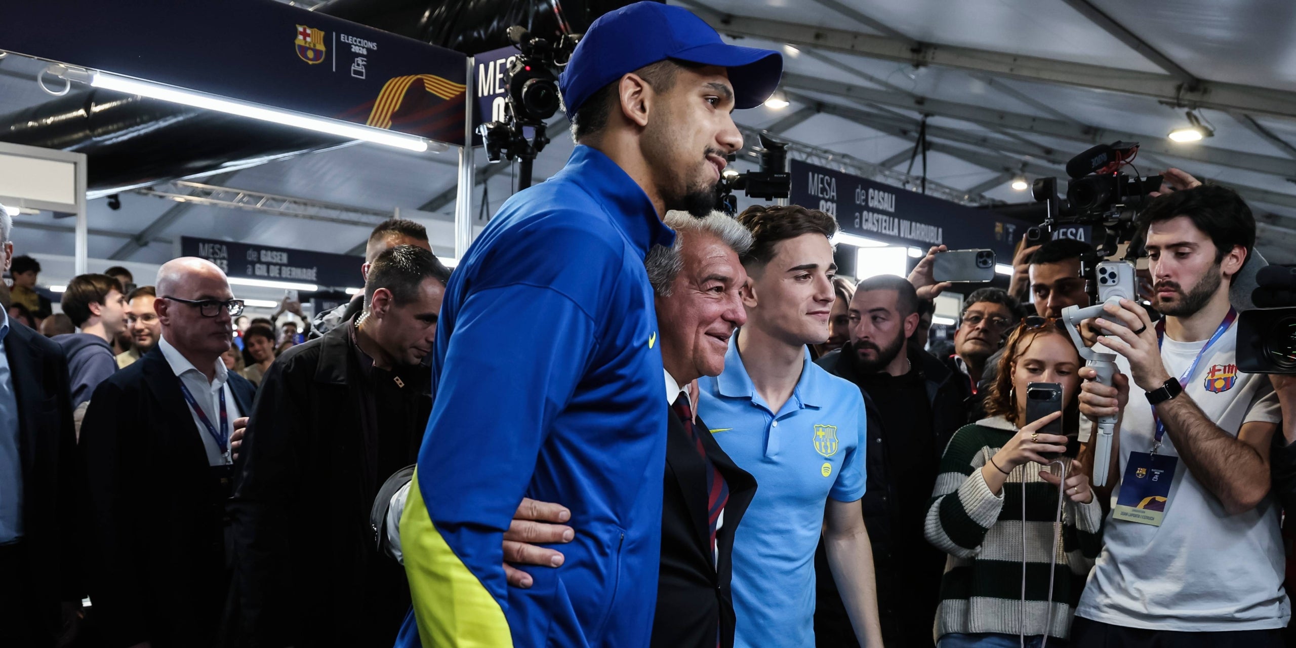 Laporta, amb Araujo i Gavi durant les eleccions del Barça | Europa Press