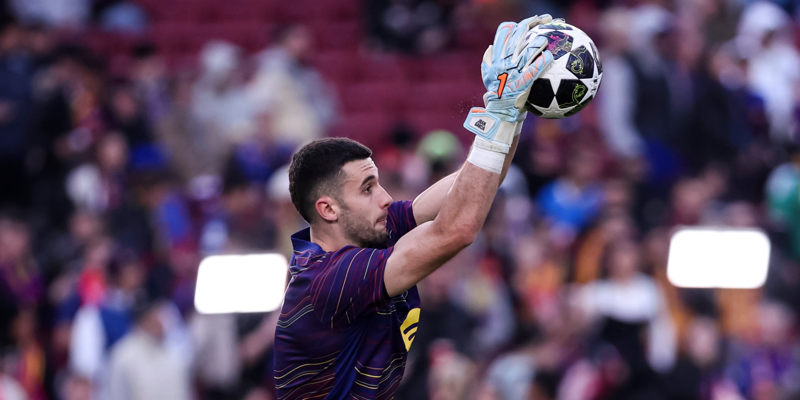 Joan Garcia, durant l'escalfament del Barça-Newcastle de Champions | Europa Press