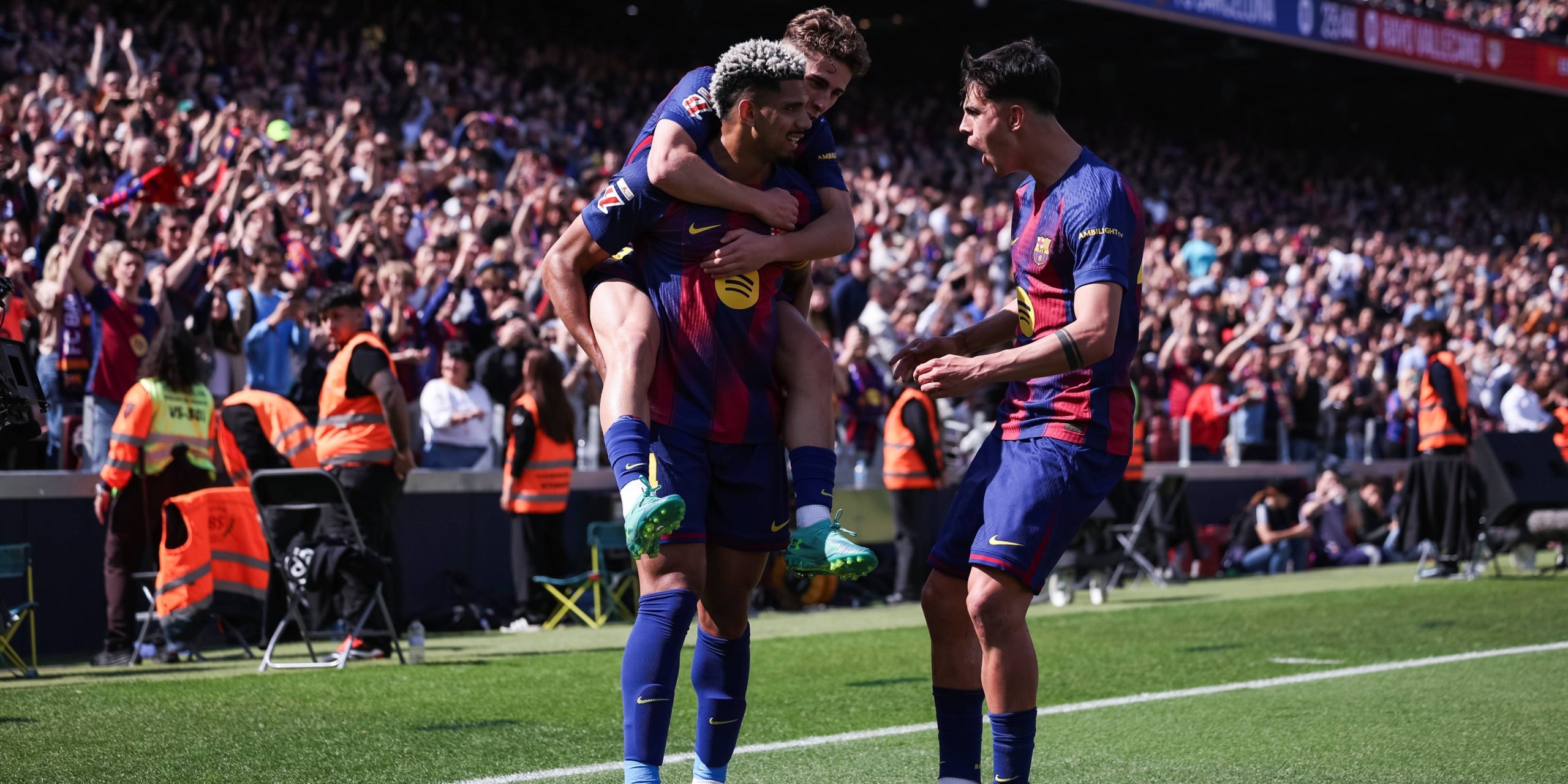 Els jugadors del Barça, celebrant el gol d'Araujo contra el Rayo | Europa Press