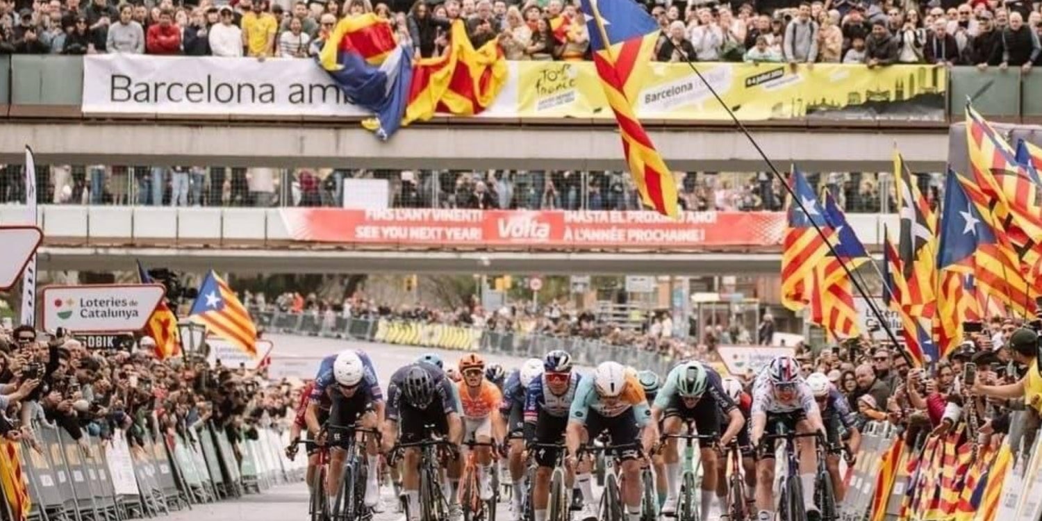 Un montón de esteladas durante una etapa de la Volta Ciclista a Catalunya | ANC