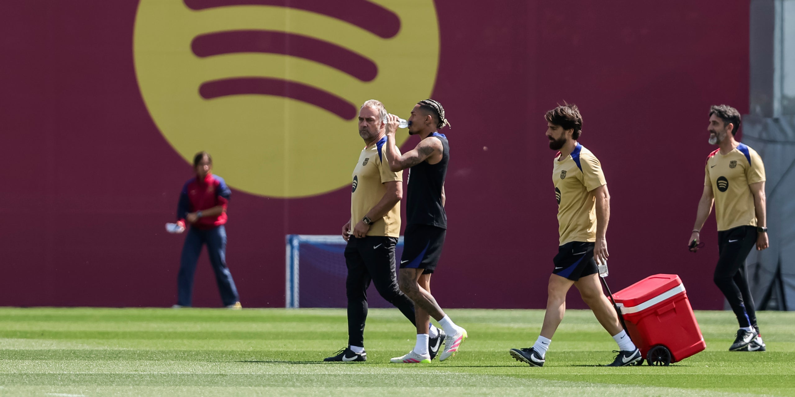 Hansi Flick i Raphinha, durant un entrenament del Barça | Europa Press