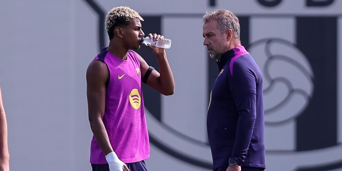 Lamine Yamal y Hansi Flick, durante un entrenamiento del Barça | Europa Press