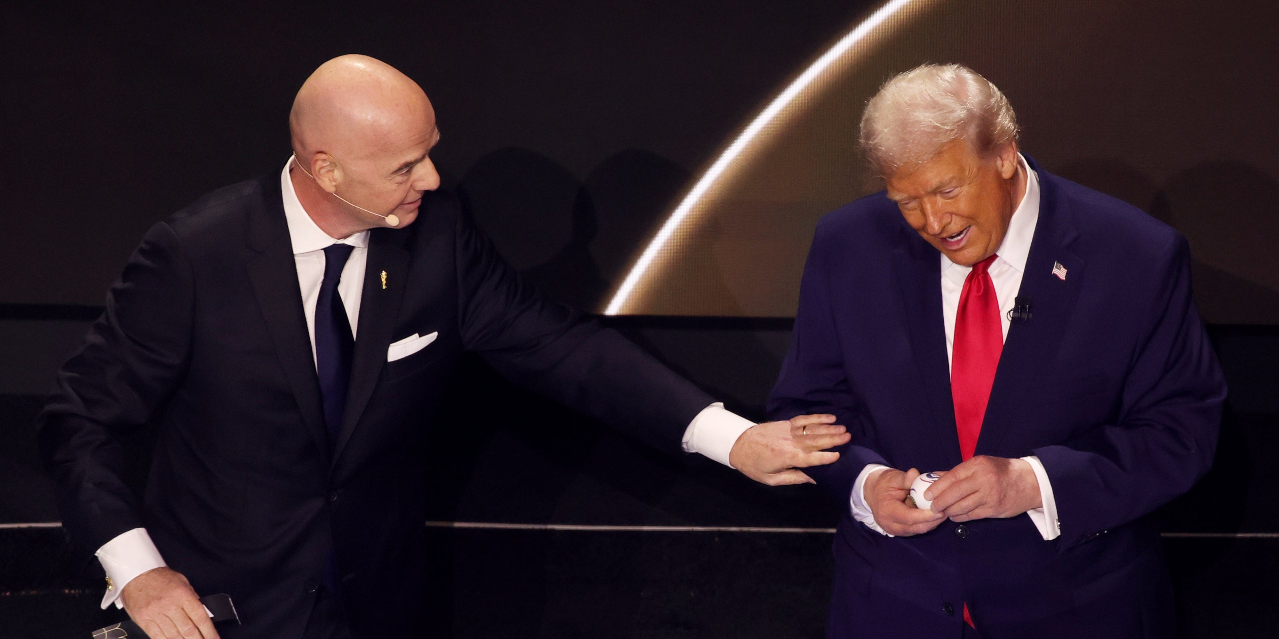 Gianni Infantino, president de la FIFA, i Donald Trump, president dels Estats Units, durant el sorteig del Mundial 2026 | Europa Press