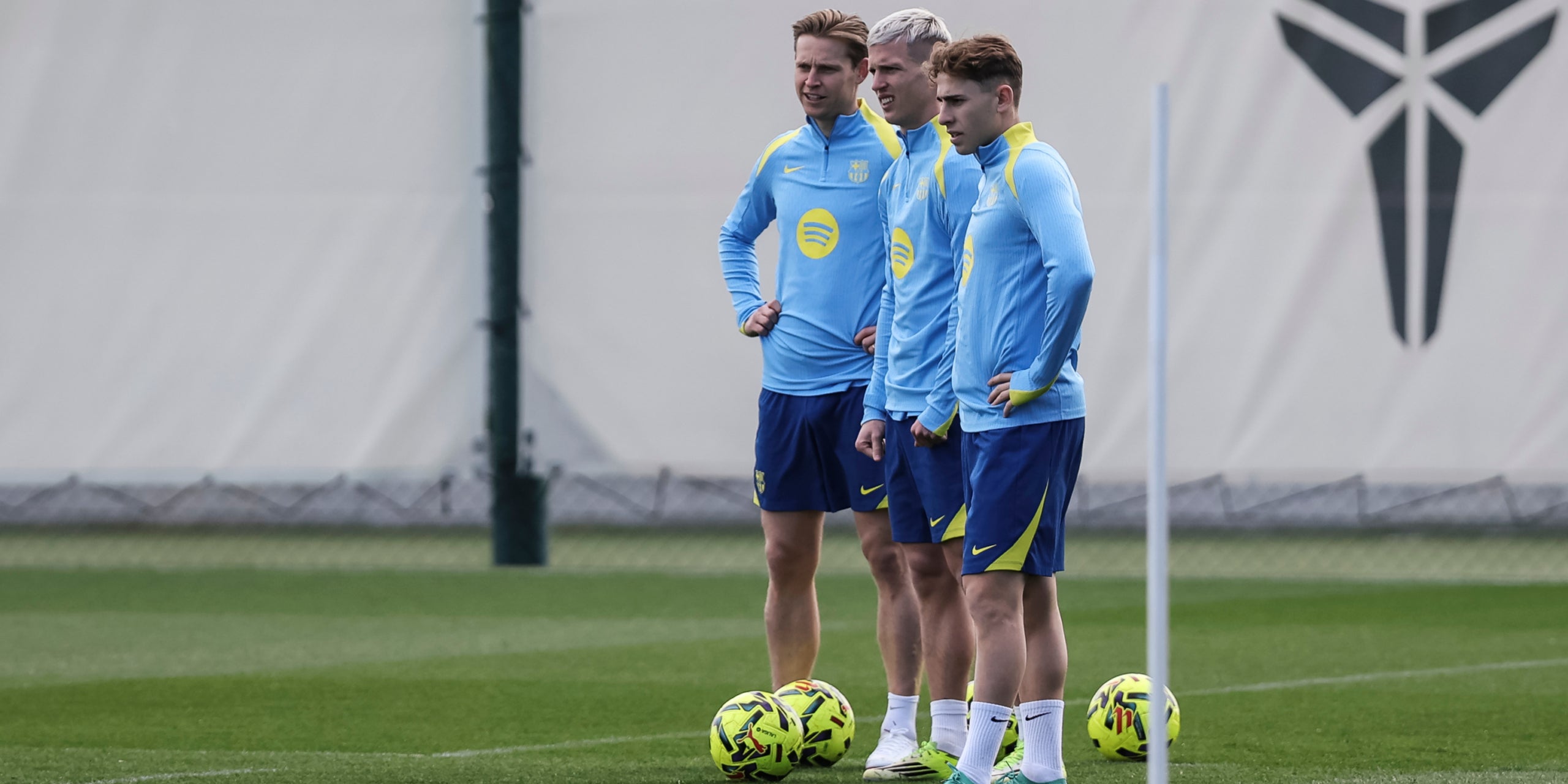 Frenkie de Jong, a l'esquerra de la imatge, durant un entrenament del Barça | Europa Press