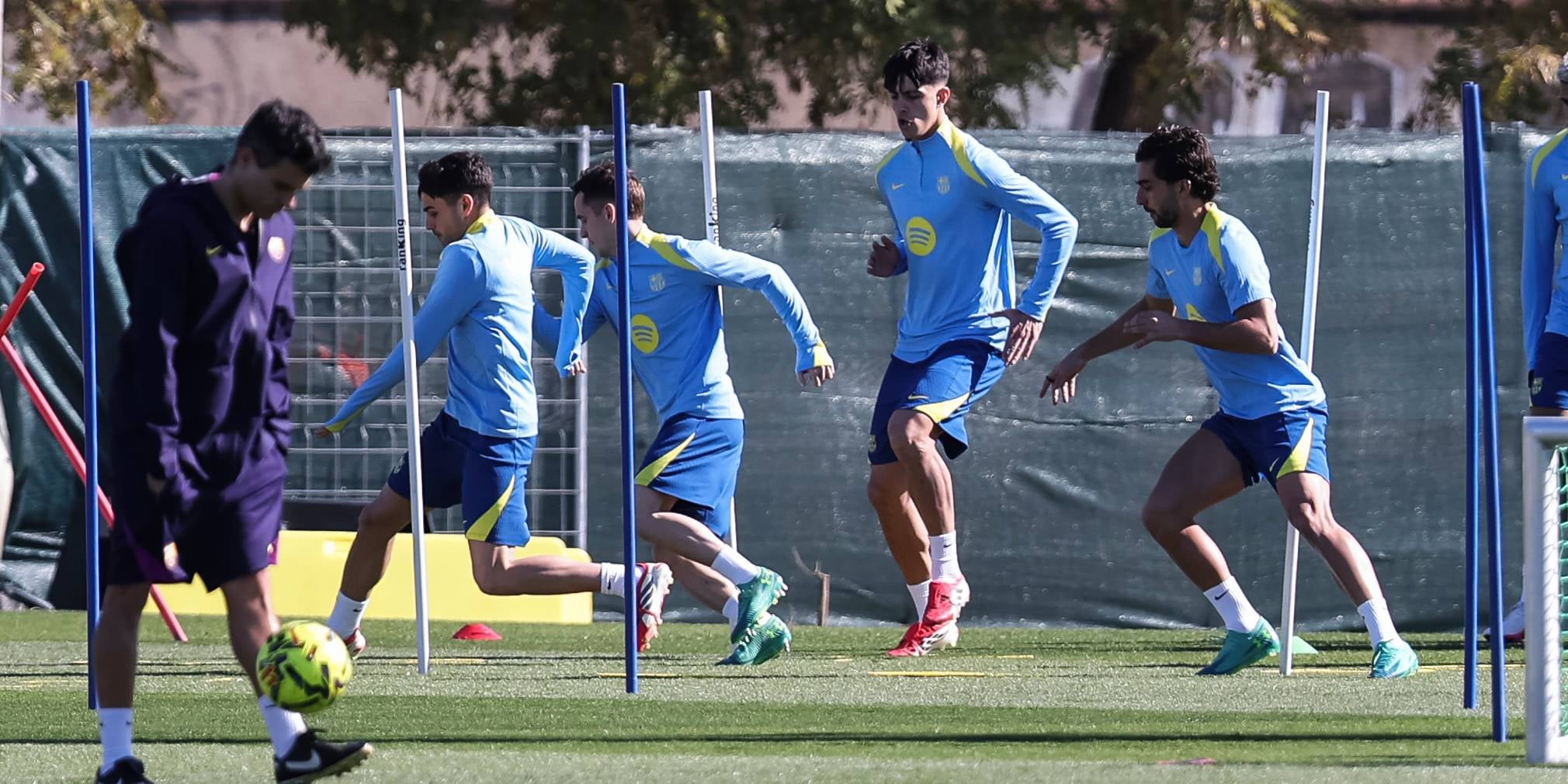 Marc Bernal, al centre de la imatge, durant un entrenament del Barça | Europa Press